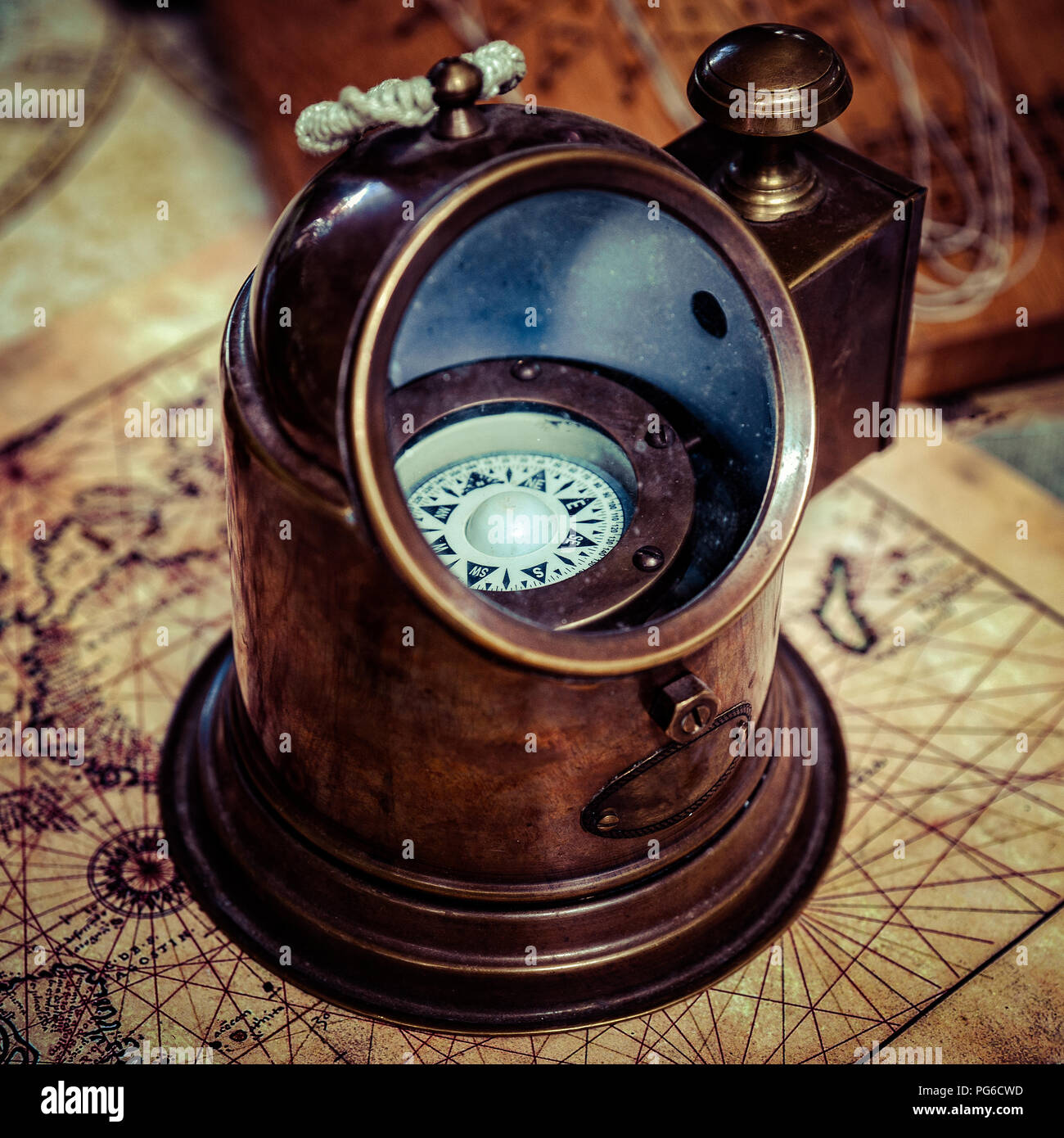 Ancien compas nautique se dresse sur une table recouverte d'une carte d'époque. Direction et d'orientation. Bonne voie, adéquat bien sûr. Photo stylisée Banque D'Images