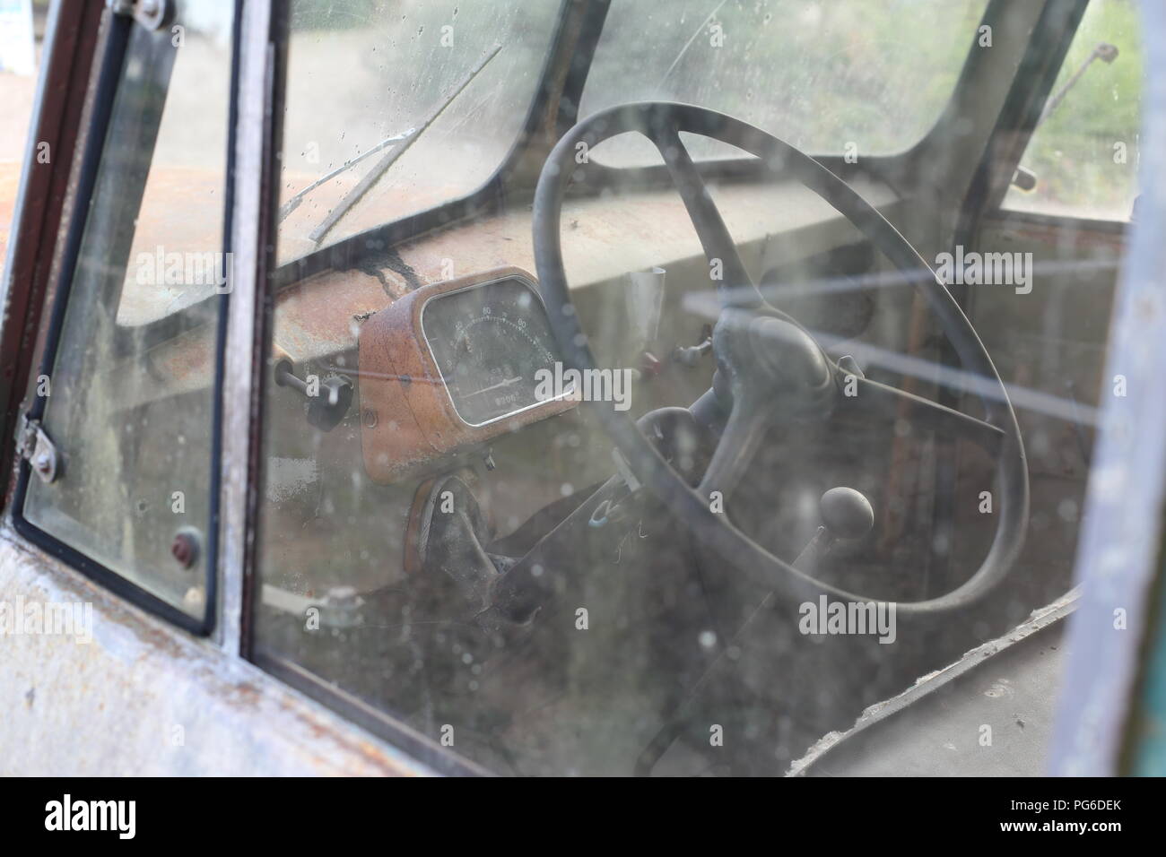 Une vieille voiture rouillée vintage classic avec compteur de fraude Banque D'Images