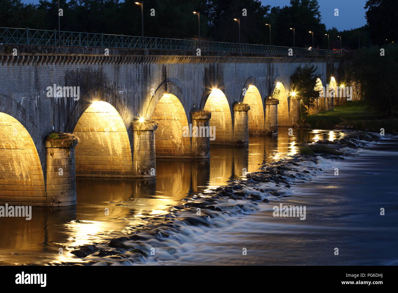 Le Pont Pont canal à Digoin en France dans la nuit Banque D'Images
