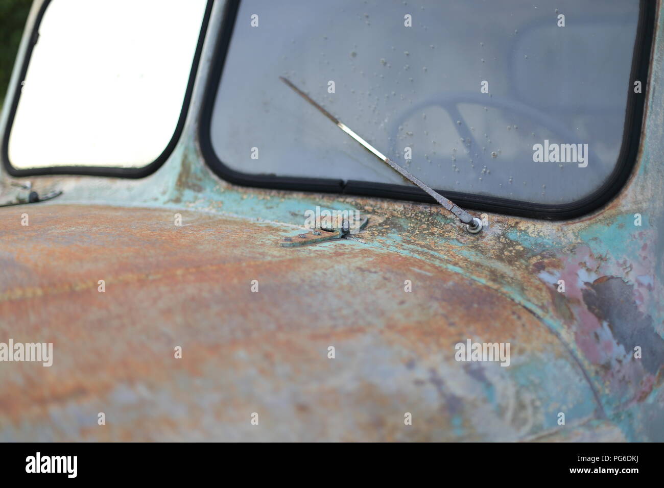 Un pare-brise de la vieille carcasse de voiture classique vintage Banque D'Images