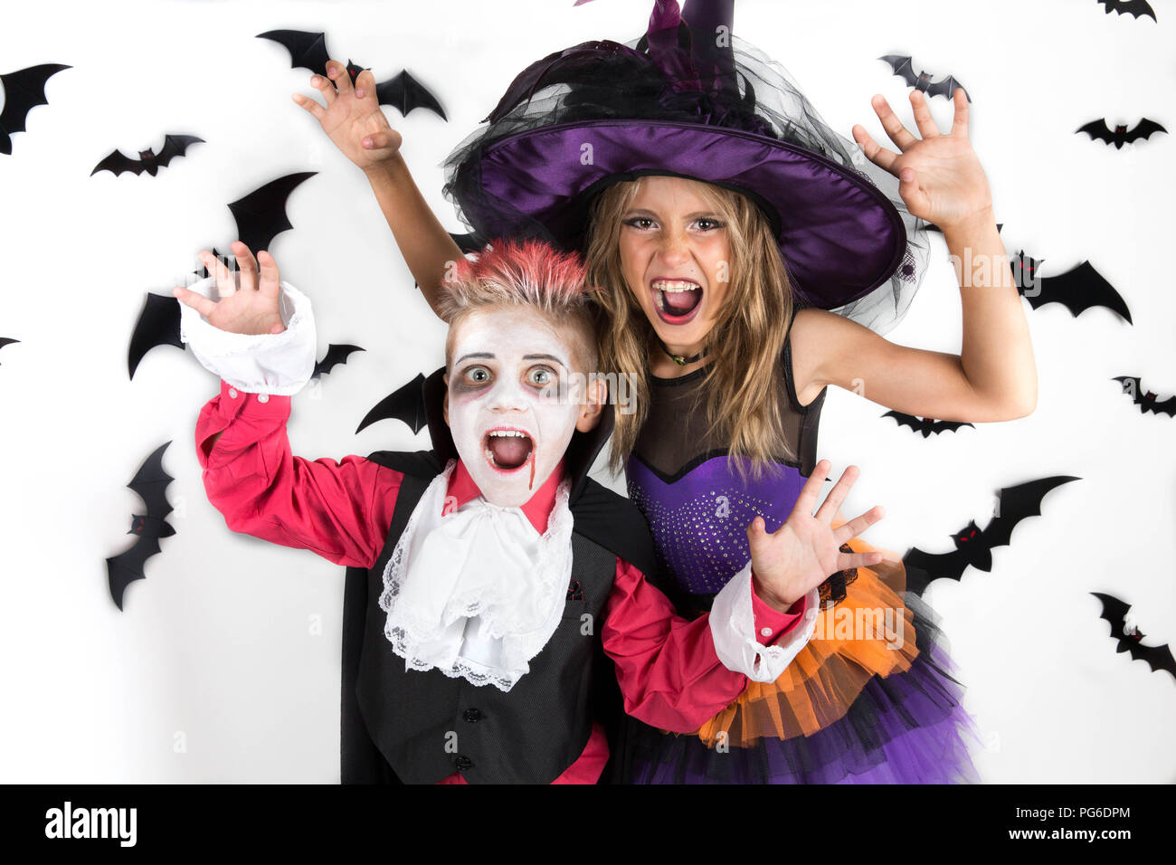Halloween kids, heureux scary girl and boy habillés en costume d'Halloween de sorcière, sorcier et vampire, Dracula pour Halloween party ou de citrouille Banque D'Images