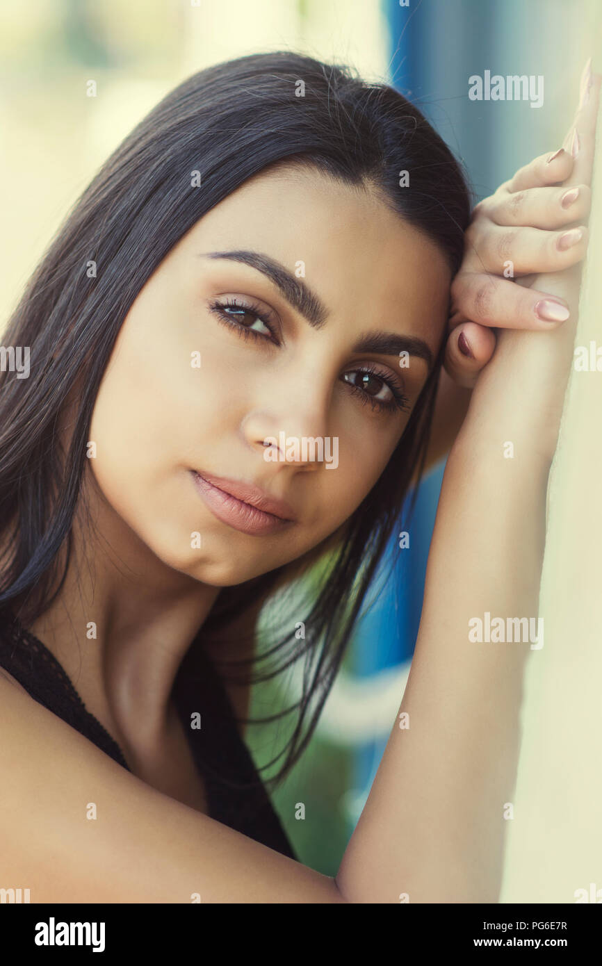 Belle femme leanign contre le mur Banque D'Images