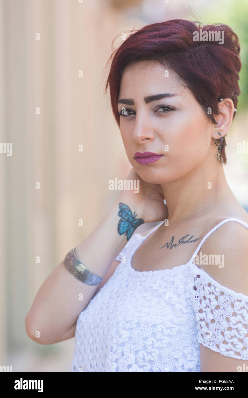 Belle Jeune Femme Avec Papillon Tatouage Au Poignet Cou