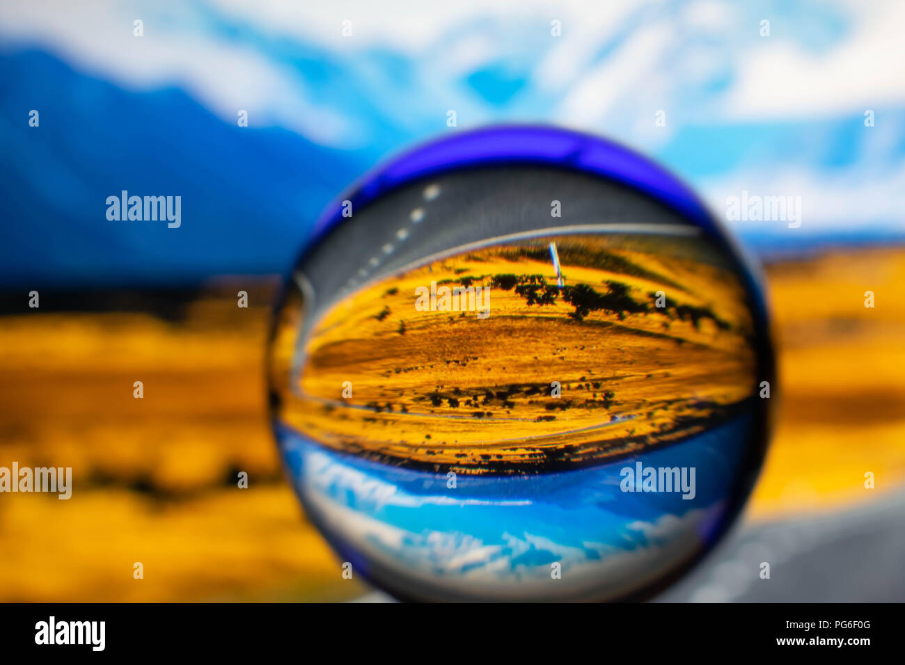 Une boule de cristal transparentes avec superbe vue Banque D'Images