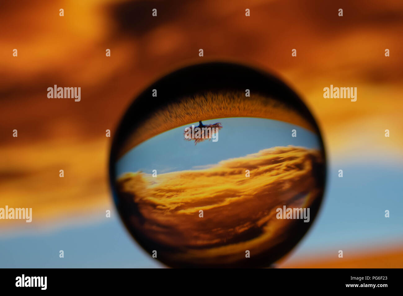 Une boule de cristal transparentes avec superbe vue Banque D'Images