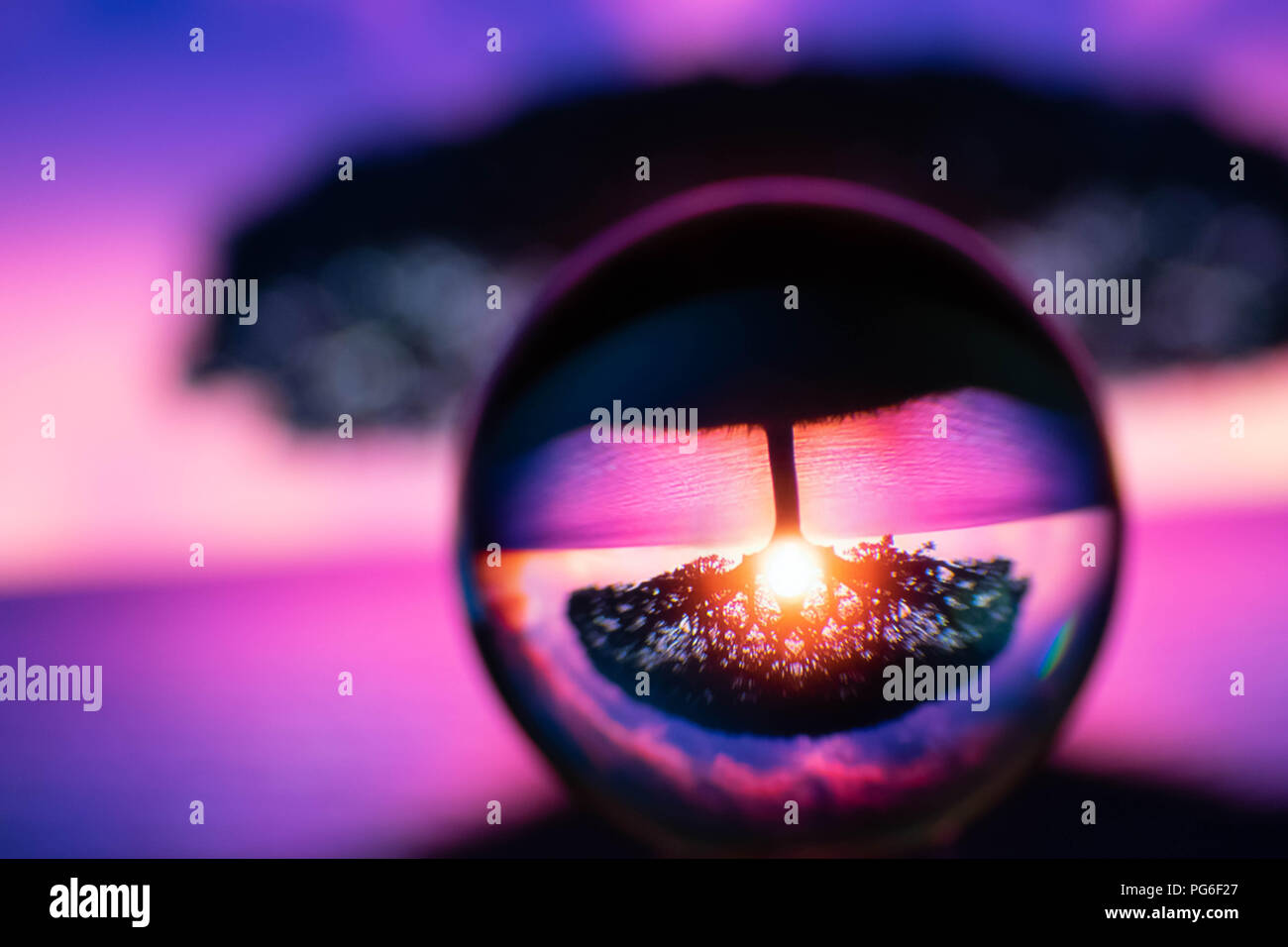 Une boule de cristal transparentes avec superbe vue Banque D'Images