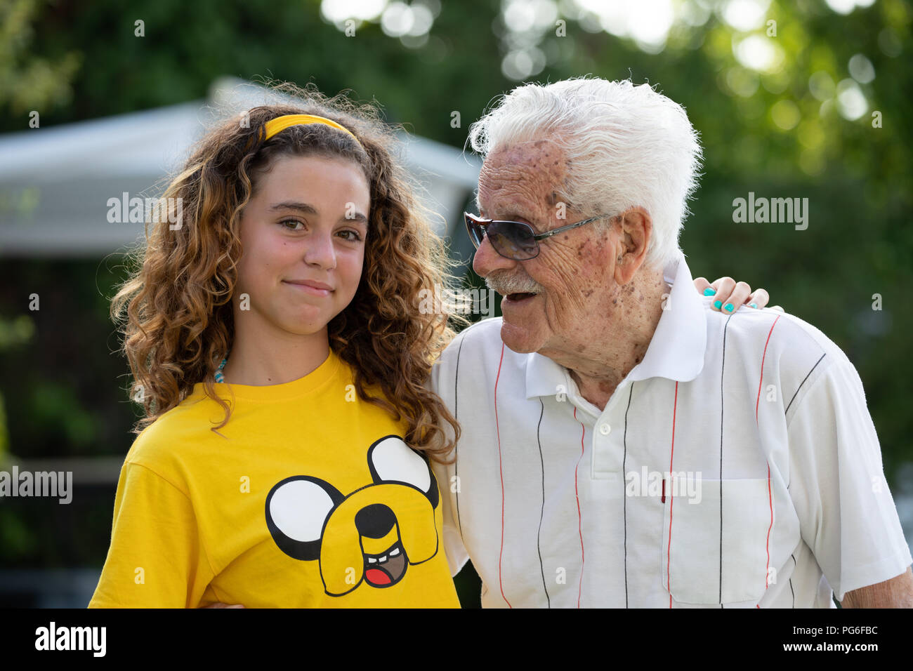 Portrait d'un grand-père de plus de 100 ans et son arrière-petite-fille de 10 ans Banque D'Images