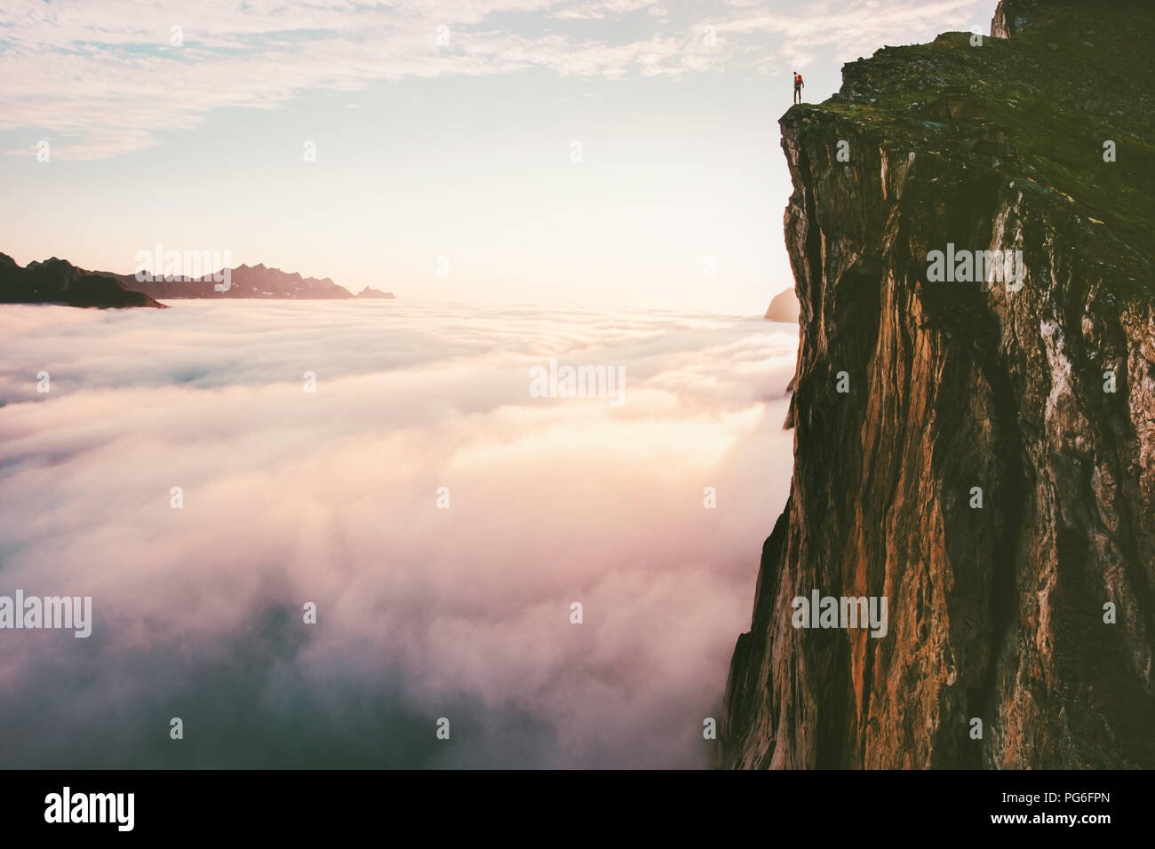 Le meilleur article sur le bord de la falaise au-dessus du haut de la montagne aventure voyage soleil nuages de l'été vacances vie voyage Banque D'Images