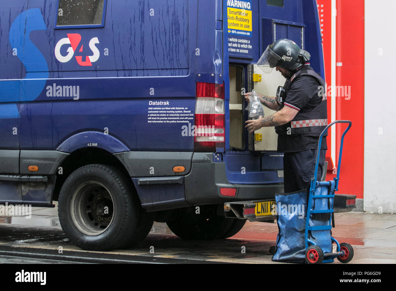 G4S espèces dans les services de transit DataTrak, livraison du système anti-vol et transport de sécurité de recouvrement d'entreprise, transfert d'argent sécurisé, collectes d'argent et livraisons professionnelles ; conducteur livrant des pièces à Preston Bank à Fishergate, Royaume-Uni Banque D'Images