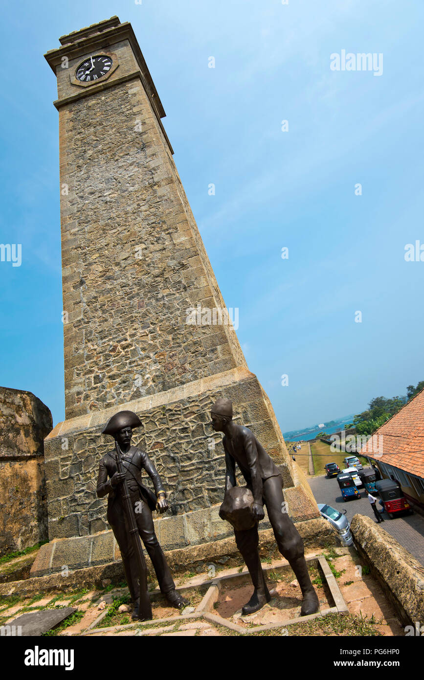 Vue verticale de l'emblématique tour de l'horloge à Galle, au Sri Lanka. Banque D'Images