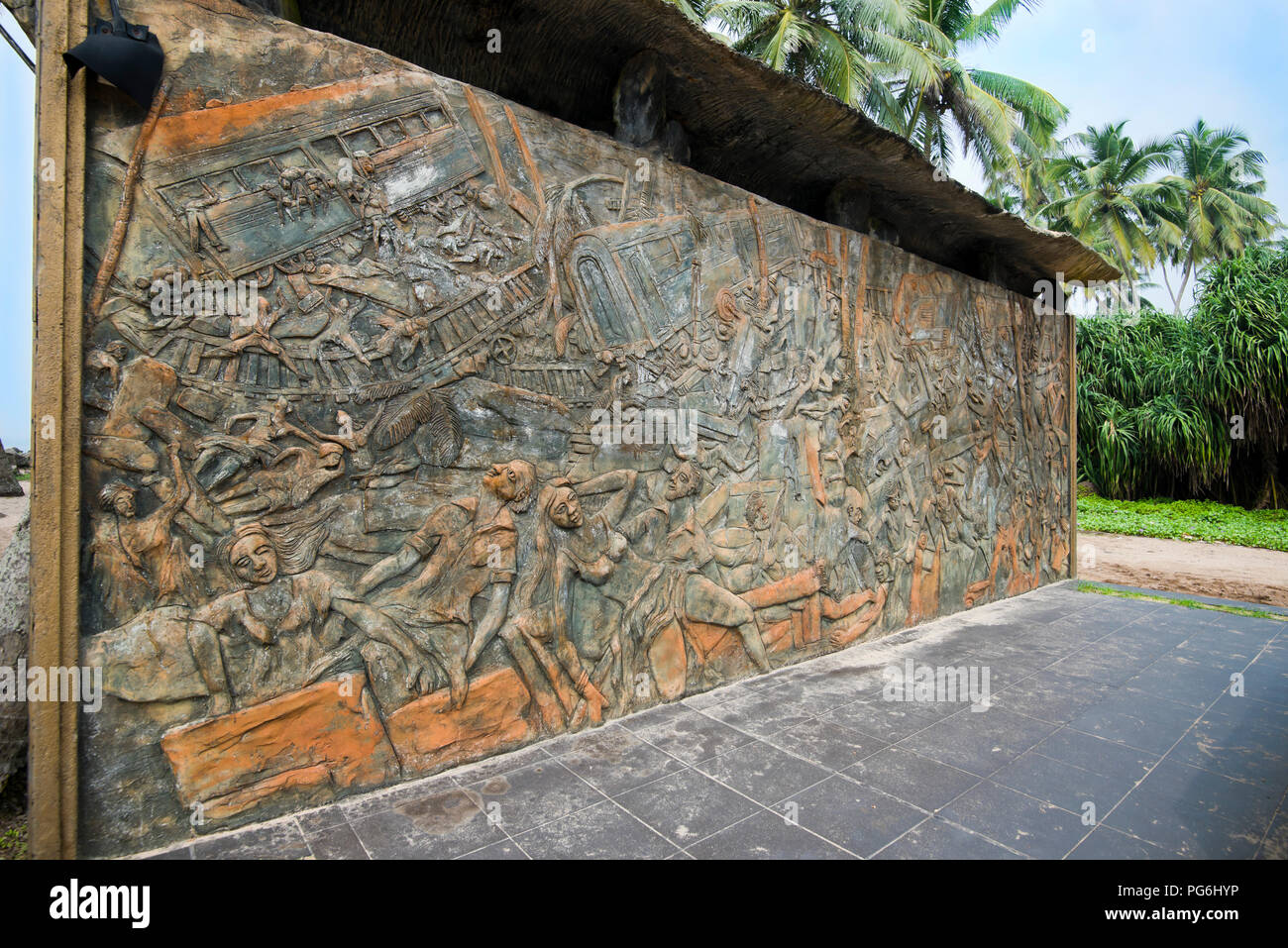 Close up of a horizontal moniment de bronze représentant Sri Lanka's train jamais pire désastre causé par le tsunami de 2004. Banque D'Images