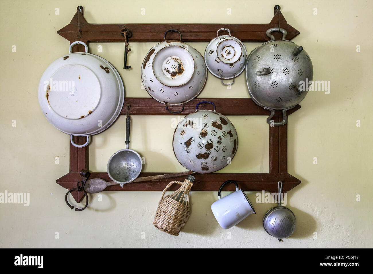 Vieux ustensiles de cuisine accrochés au mur.Latium, Italie, Europe Photo  Stock - Alamy