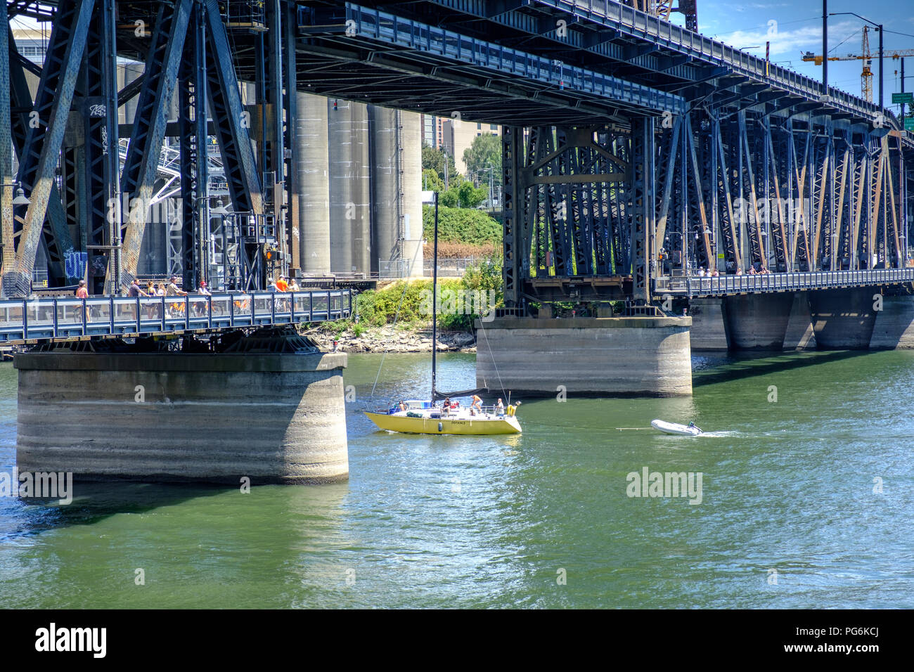 Le pont en fer sur la rivière Willamette avec pont inférieur soulevé pour laisser passer en bateau, Portland, Oregon, USA Banque D'Images