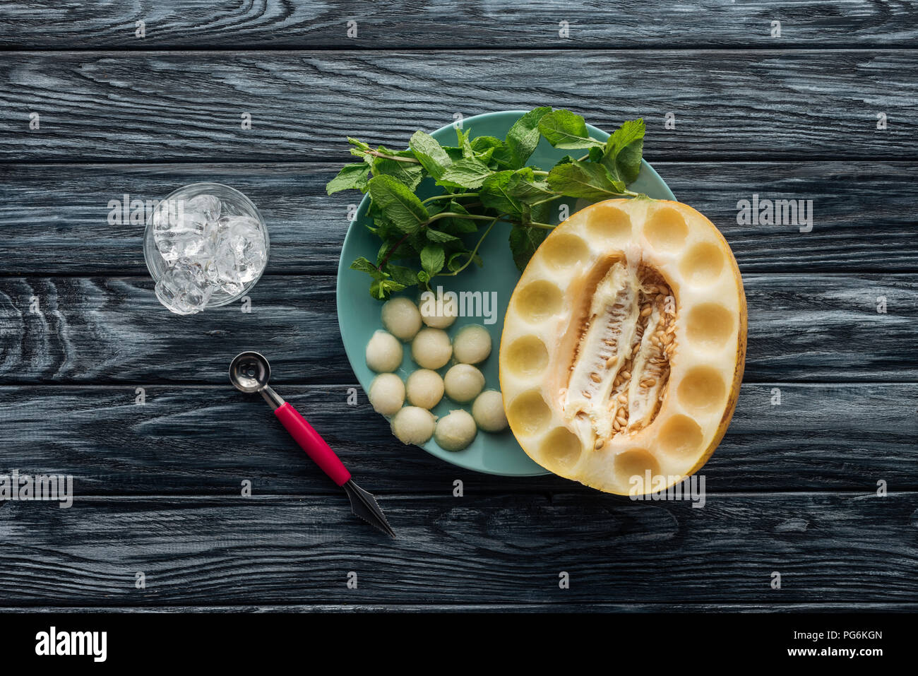 Vue de dessus de sweet melon mûr à la menthe, des cubes de glace et de délicieuses boules de melon sur la surface en bois Banque D'Images