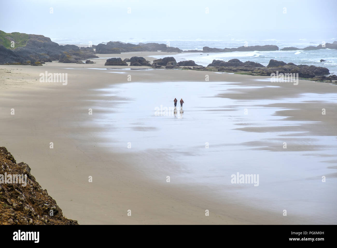 People walking on beach at Cape Perpetua scenic area, Oregon, USA Banque D'Images