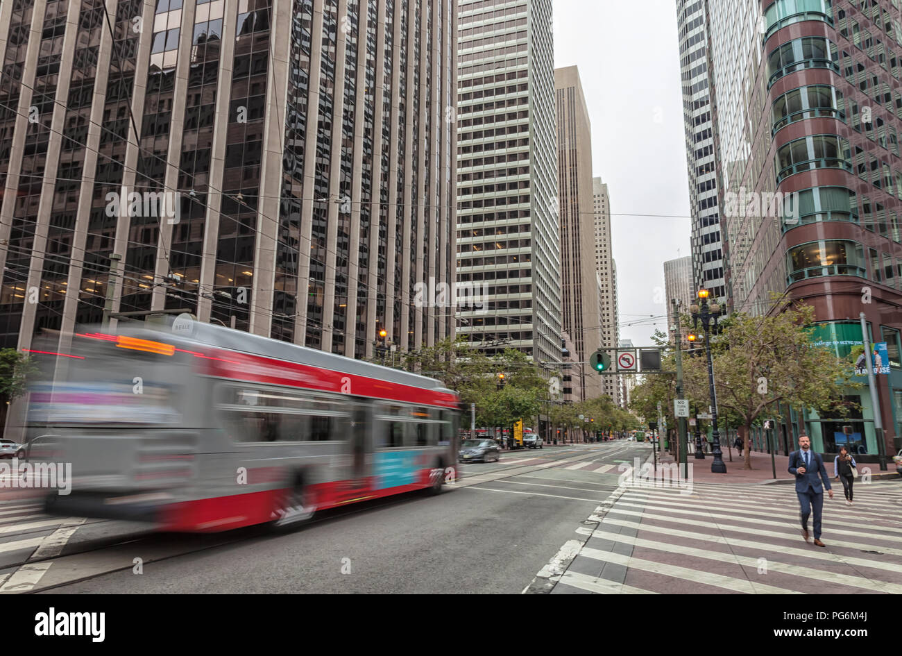 Autobus en mouvement et les piétons sur Market Street sur tôt dimanche matin à San Francisco, Californie, États-Unis. Banque D'Images