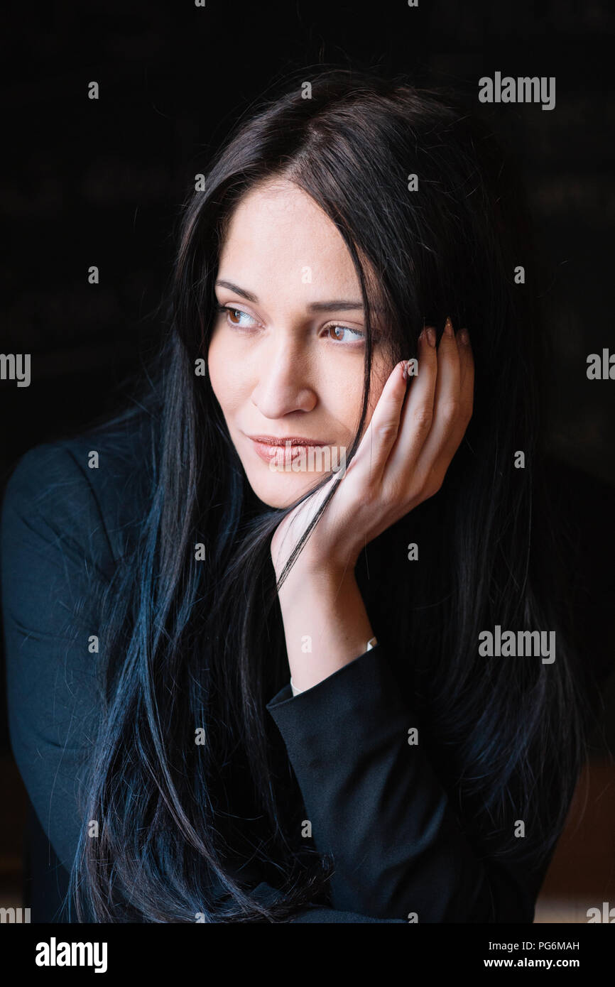 Portrait d'une jeune femme aux cheveux longs Banque D'Images