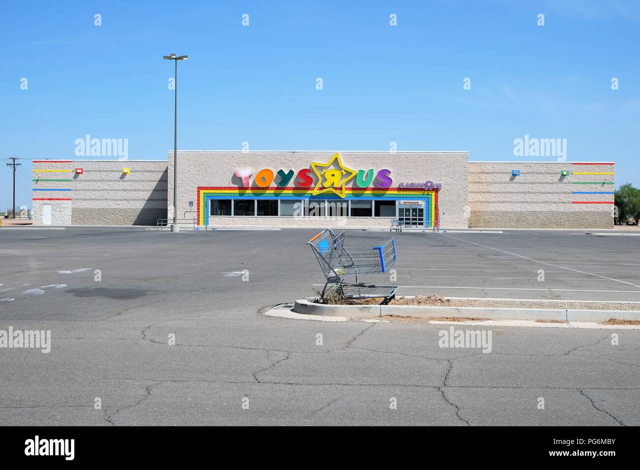 Toys "R" Us storefront après la fermeture de ses portes définitivement en 2018 après que la compagnie a déclaré faillite en 2017. Calexico, en Californie, aux États-Unis. Banque D'Images