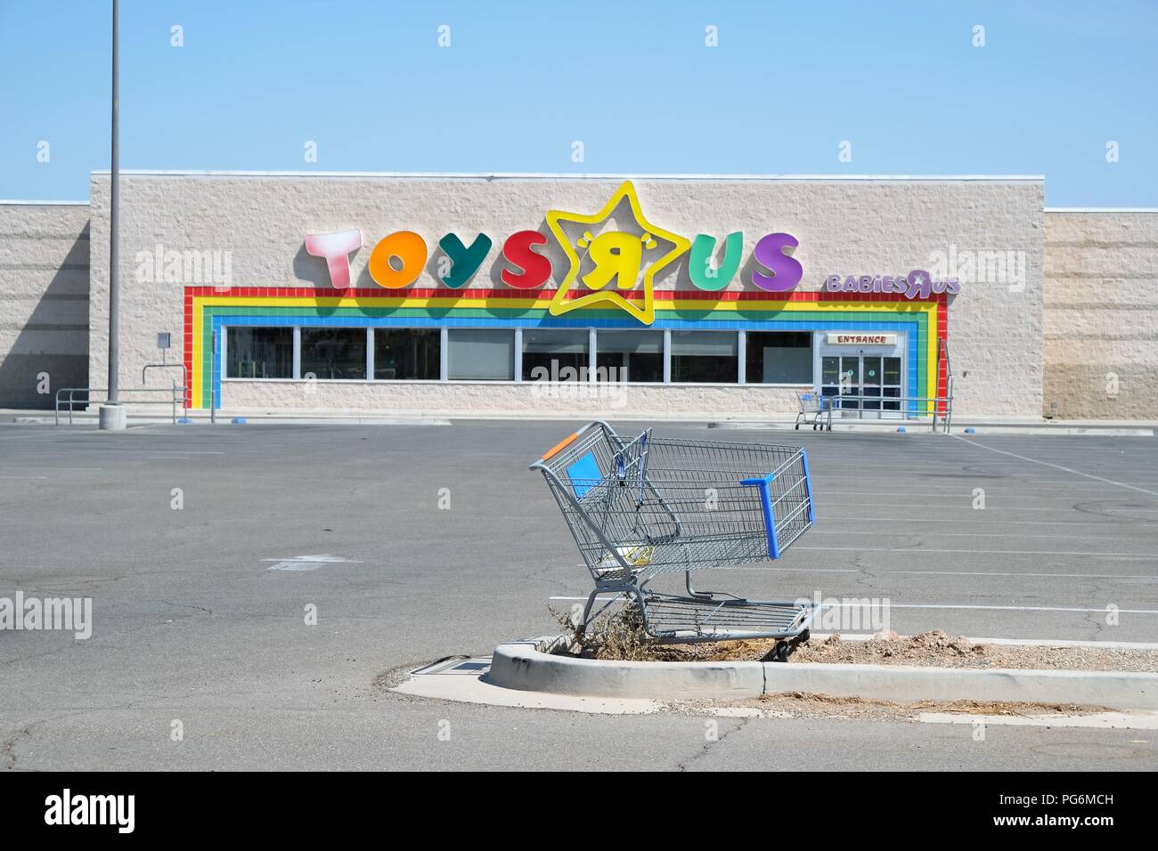 Toys "R" Us storefront après la fermeture de ses portes définitivement en 2018 après que la compagnie a déclaré faillite en 2017. Calexico, en Californie, aux États-Unis. Banque D'Images