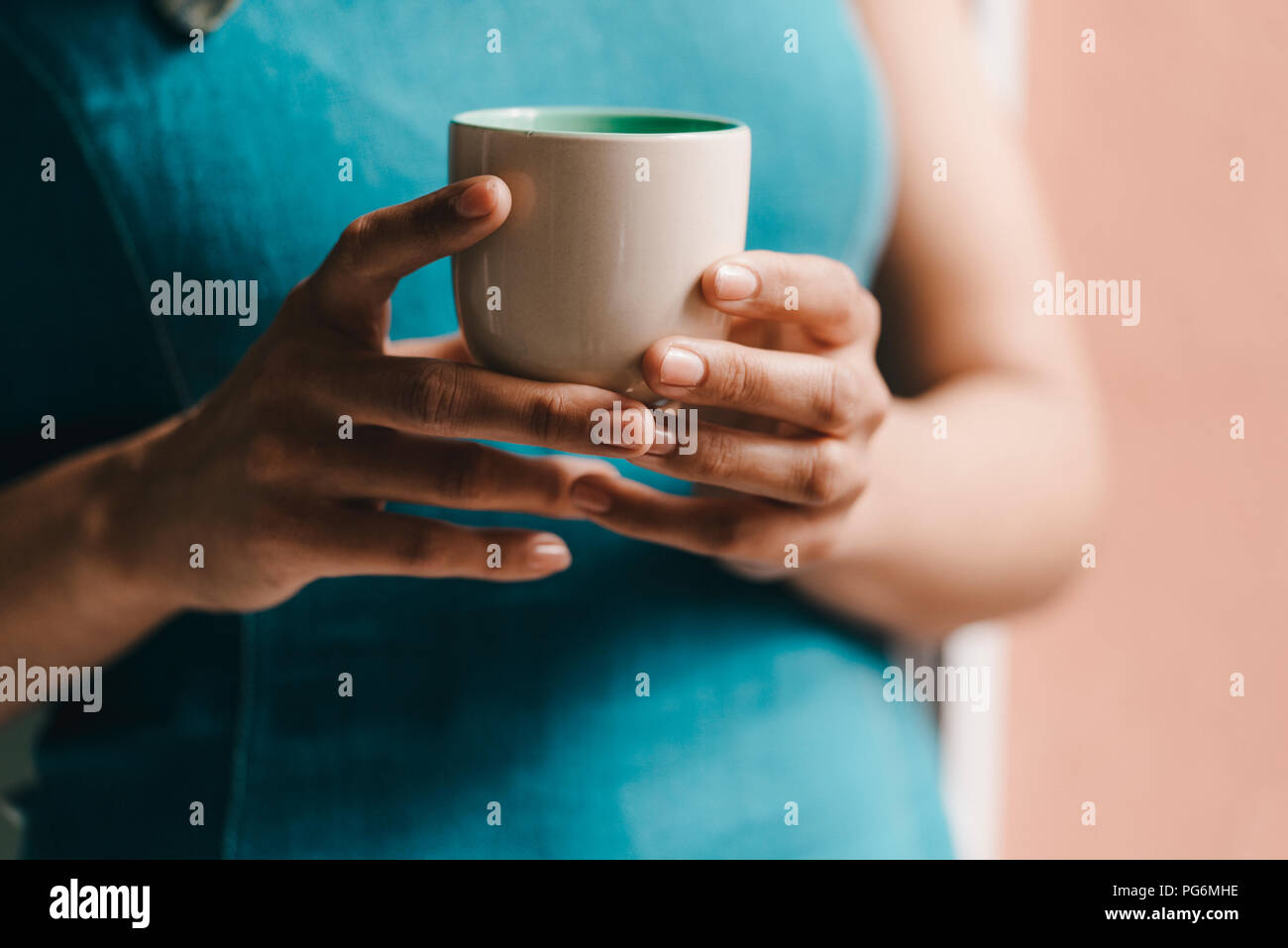 Woman holding tasse de café, Close up Banque D'Images