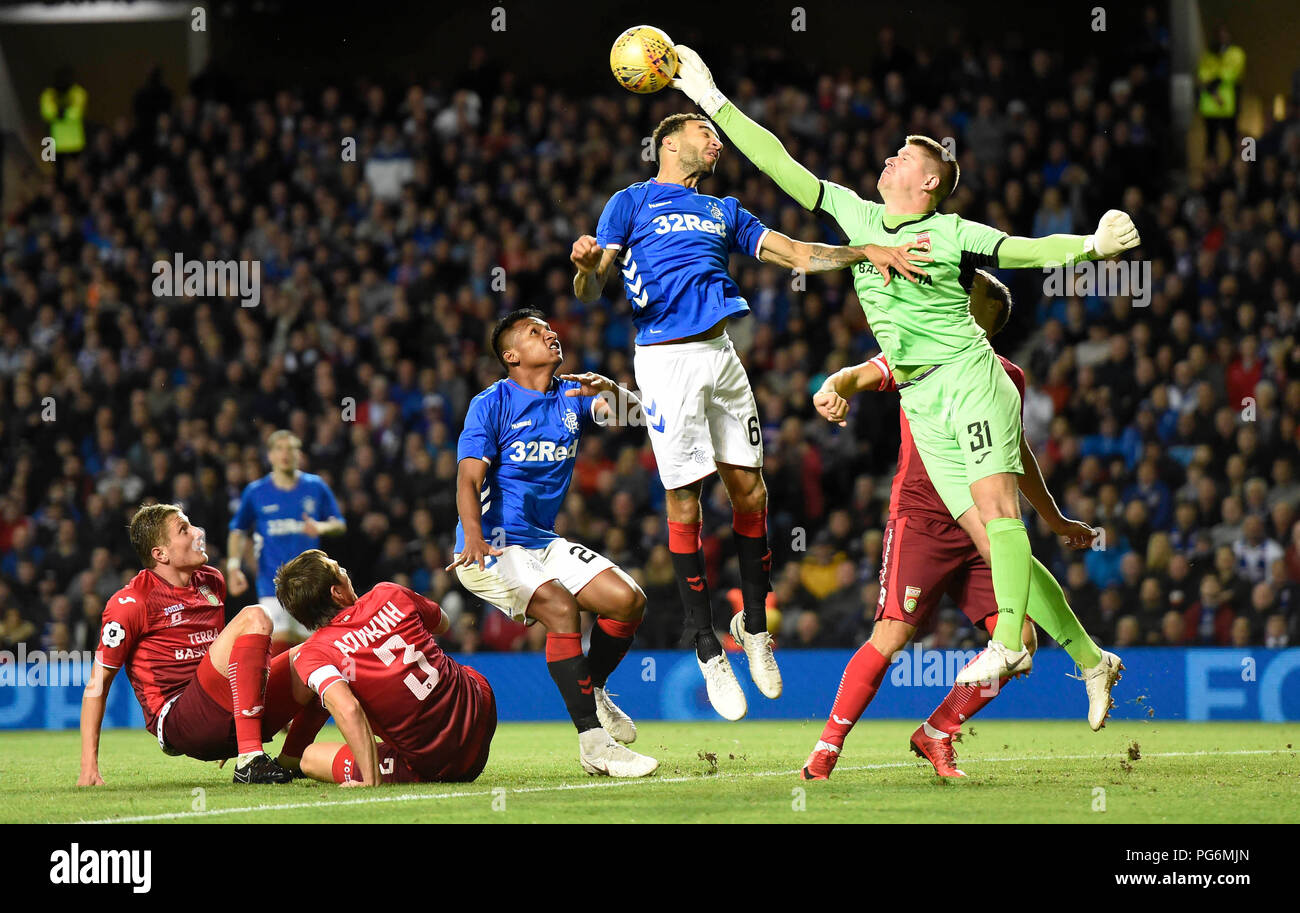 L'Ufa FC gardien Aleksandr Belenov poinçons clairement de Rangers ...