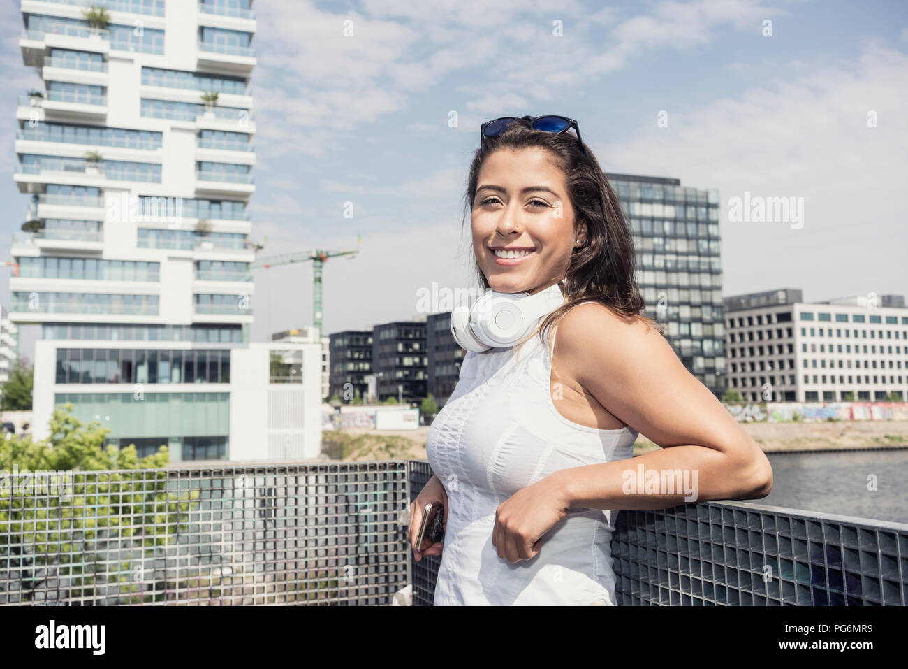 Allemagne, Berlin, portrait of smiling young woman Banque D'Images