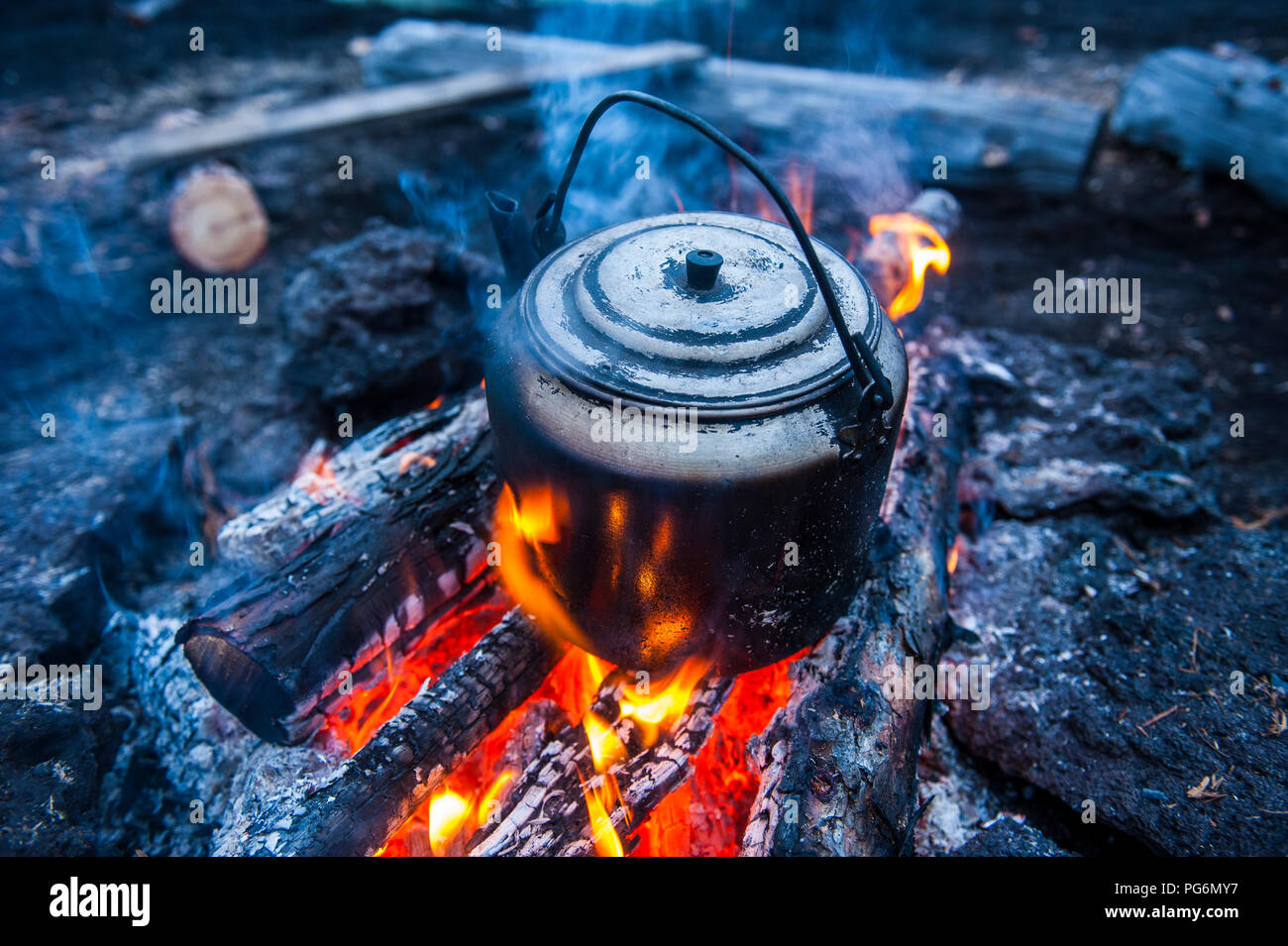 Pot à eau bouillante sur un feu ouvert, le Kamchatka, Russie Banque D'Images