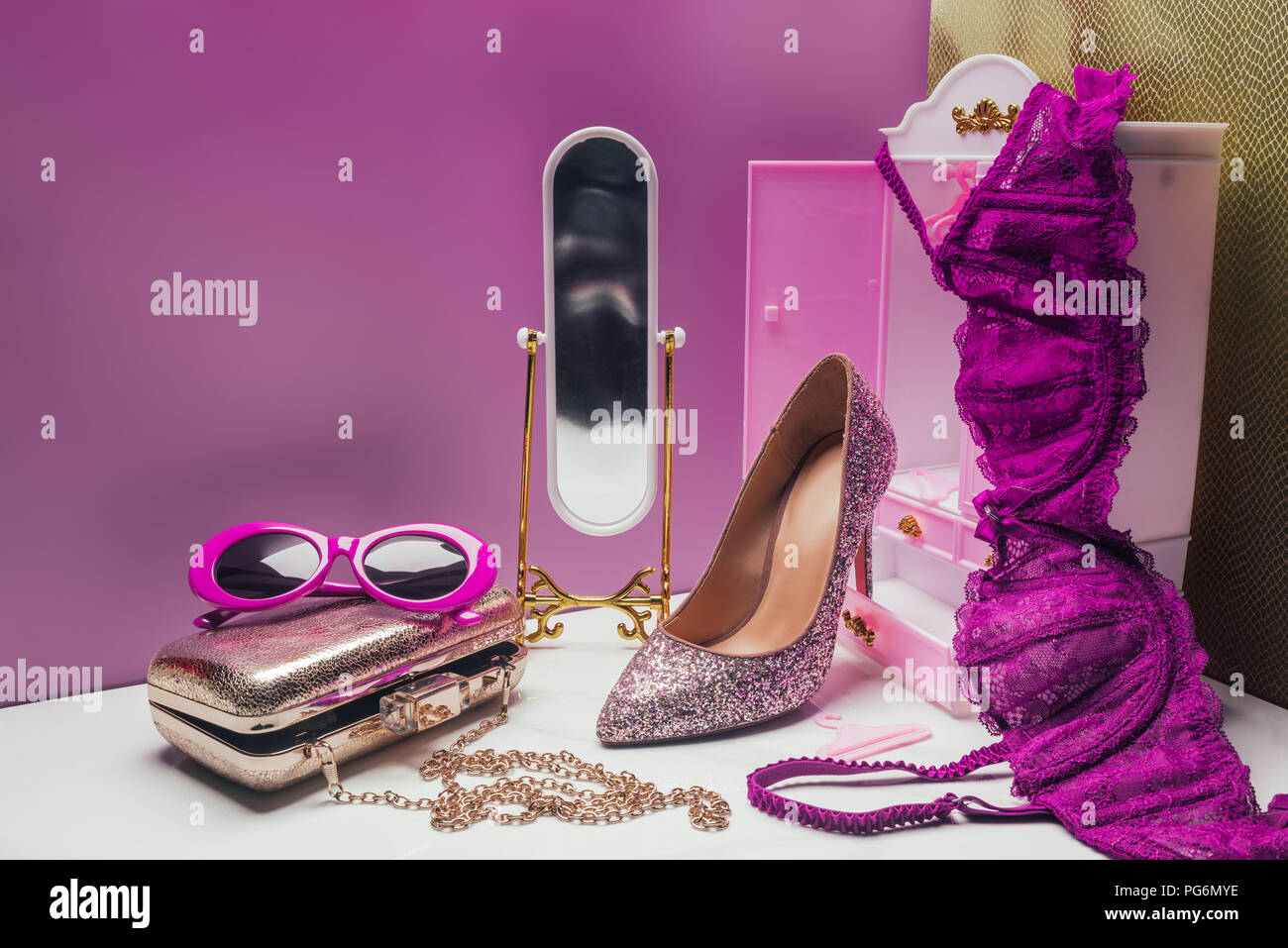 Armoire et miroir jouet avec accessoires femme élégante taille réelle en miniature chambre rose Banque D'Images