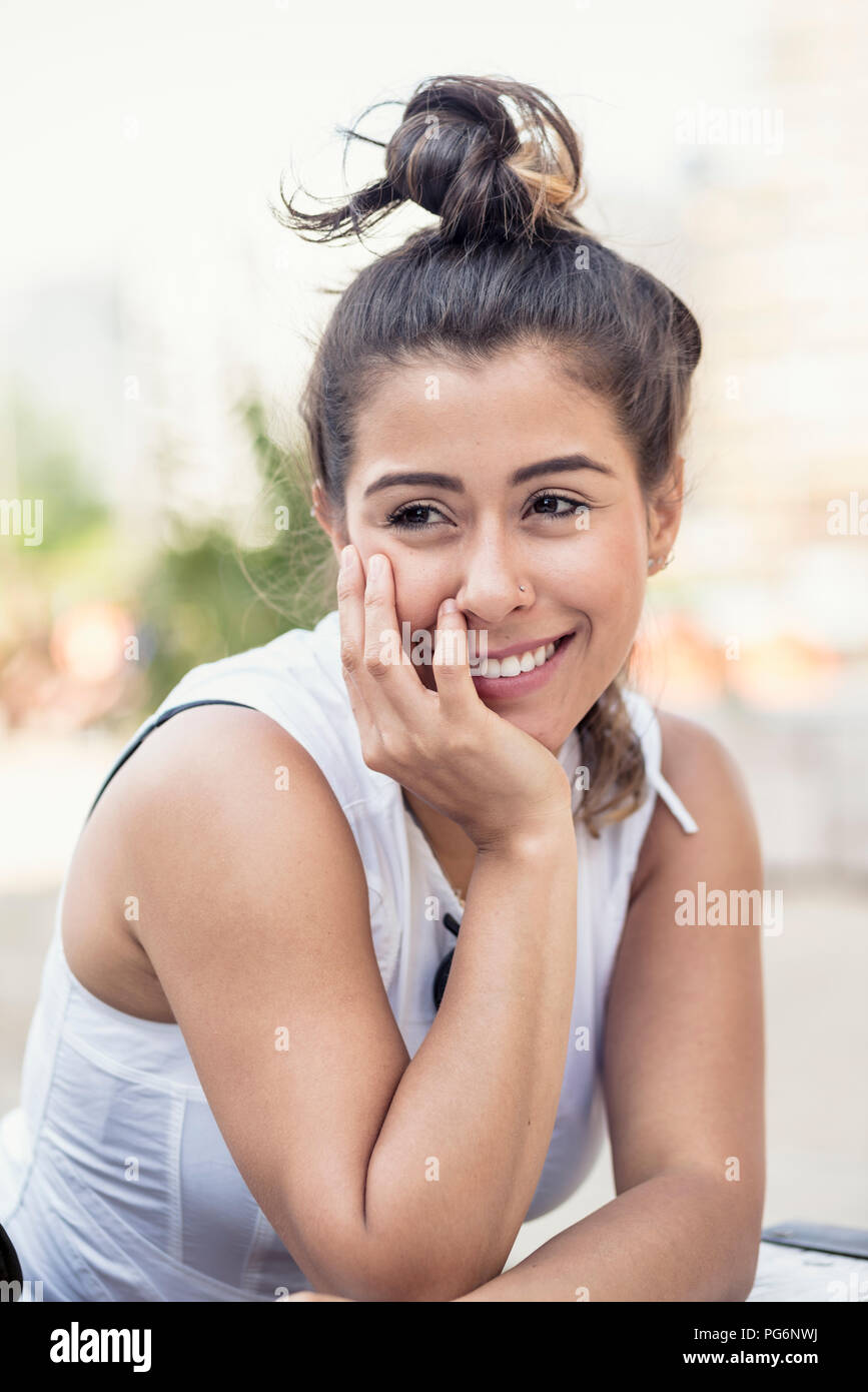 Portrait of smiling young woman with bun Banque D'Images