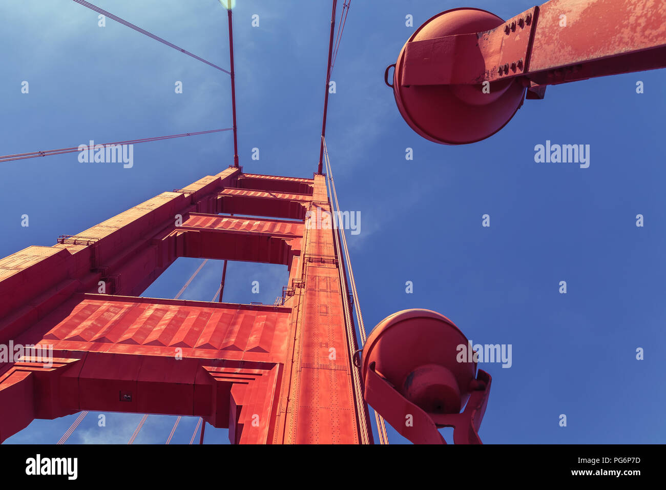 La structure de la tour et le lampadaire au Golden Gate Bridge, San Francisco, California, United States. Banque D'Images