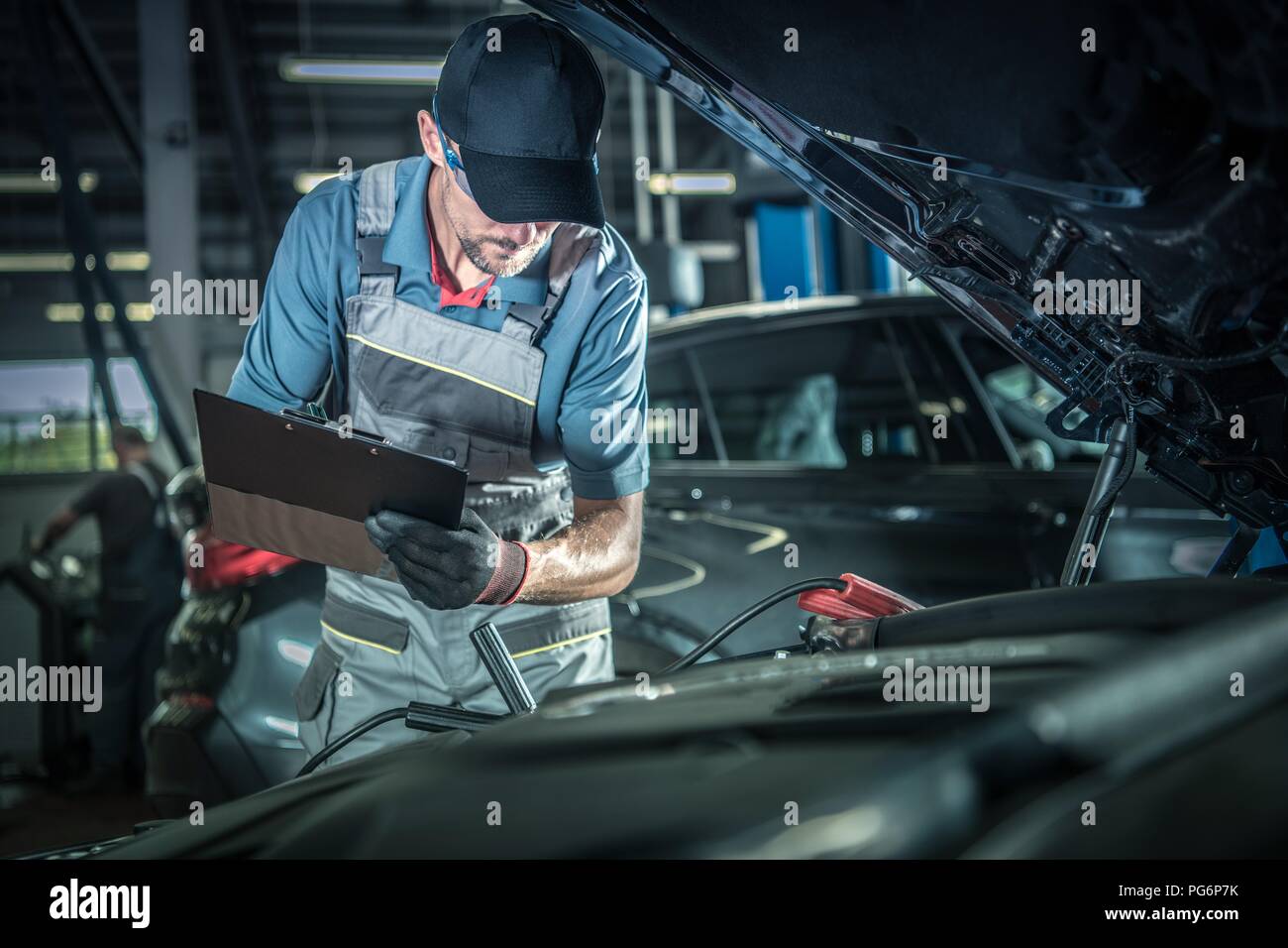 Mécanicien de voiture plus d'une inspection complète. Centre de service automobile Thème. Banque D'Images