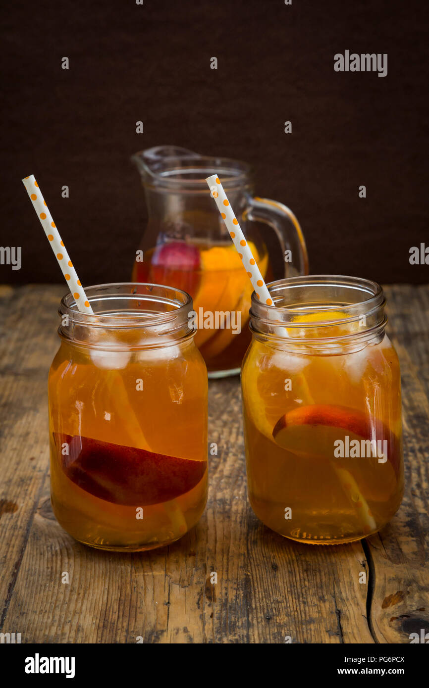 Deux verres de peach orange ice tea sur bois Banque D'Images
