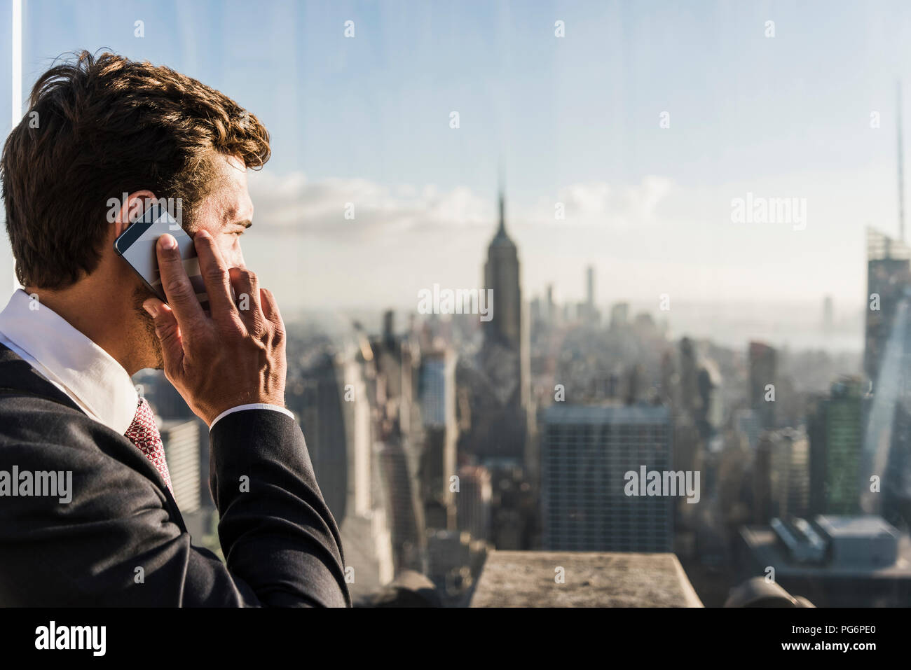 USA, New York City, man talking on cell phone sur la terrasse d'observation du Rockefeller Center Banque D'Images