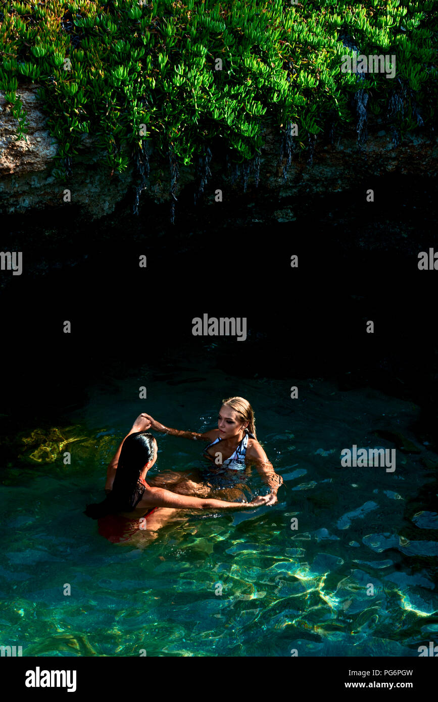 Les jeunes en womanswimming lagoon avec sa meilleure amie Banque D'Images