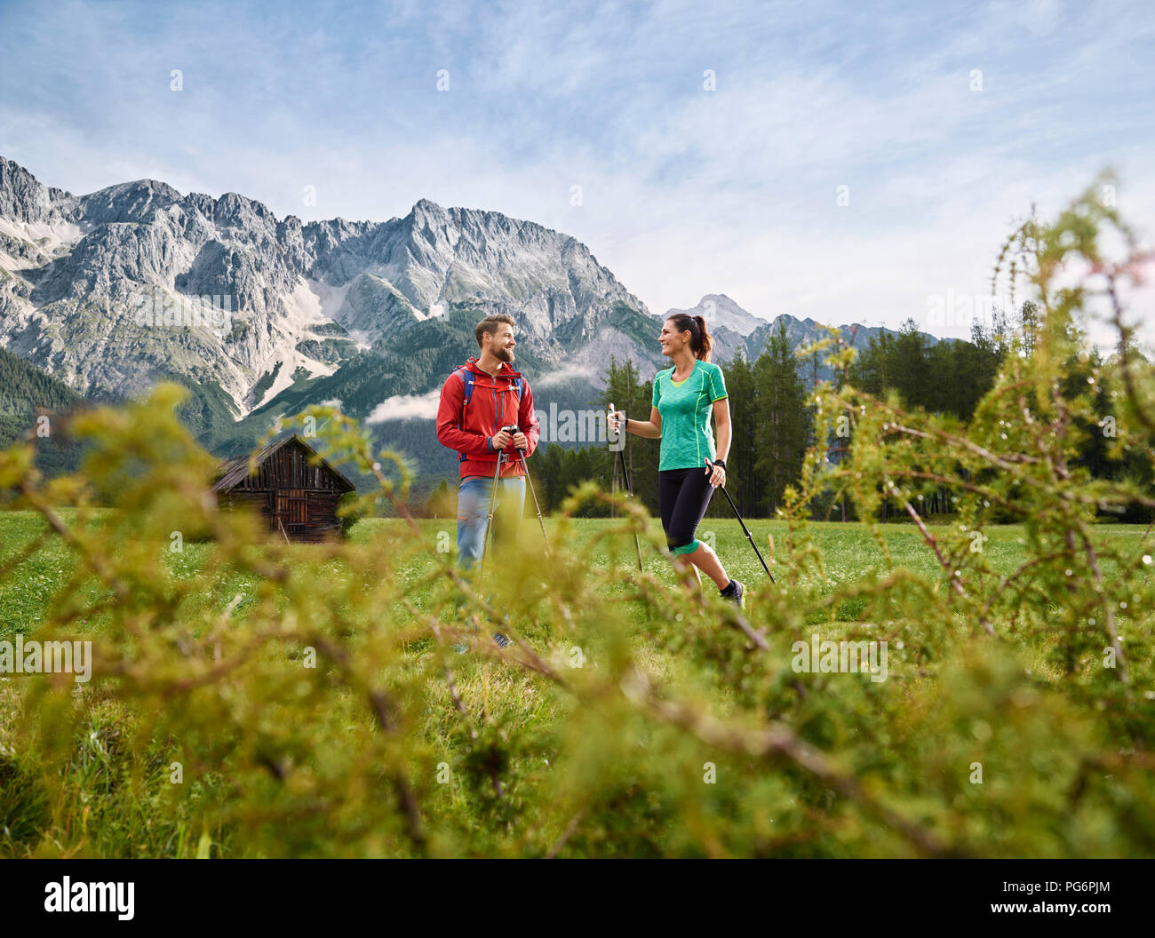 Autriche, Tyrol, Mieming, couple hiking in paysage alpin Banque D'Images