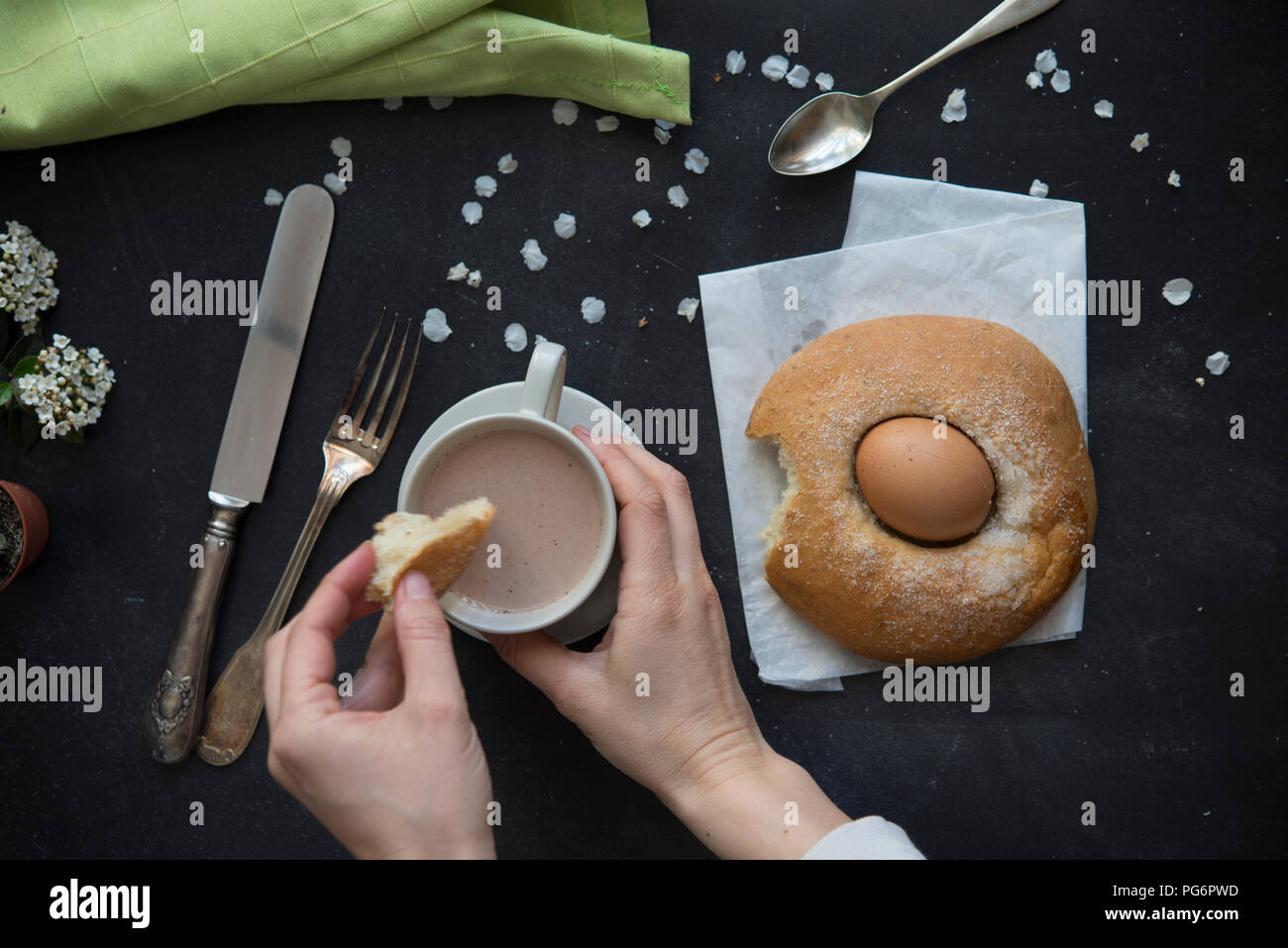 Mona de Pascua, nourriture typique de l'espagnol, pâtisserie, gâteau de Pâques part plongeant morceau de gâteau au cacao Banque D'Images