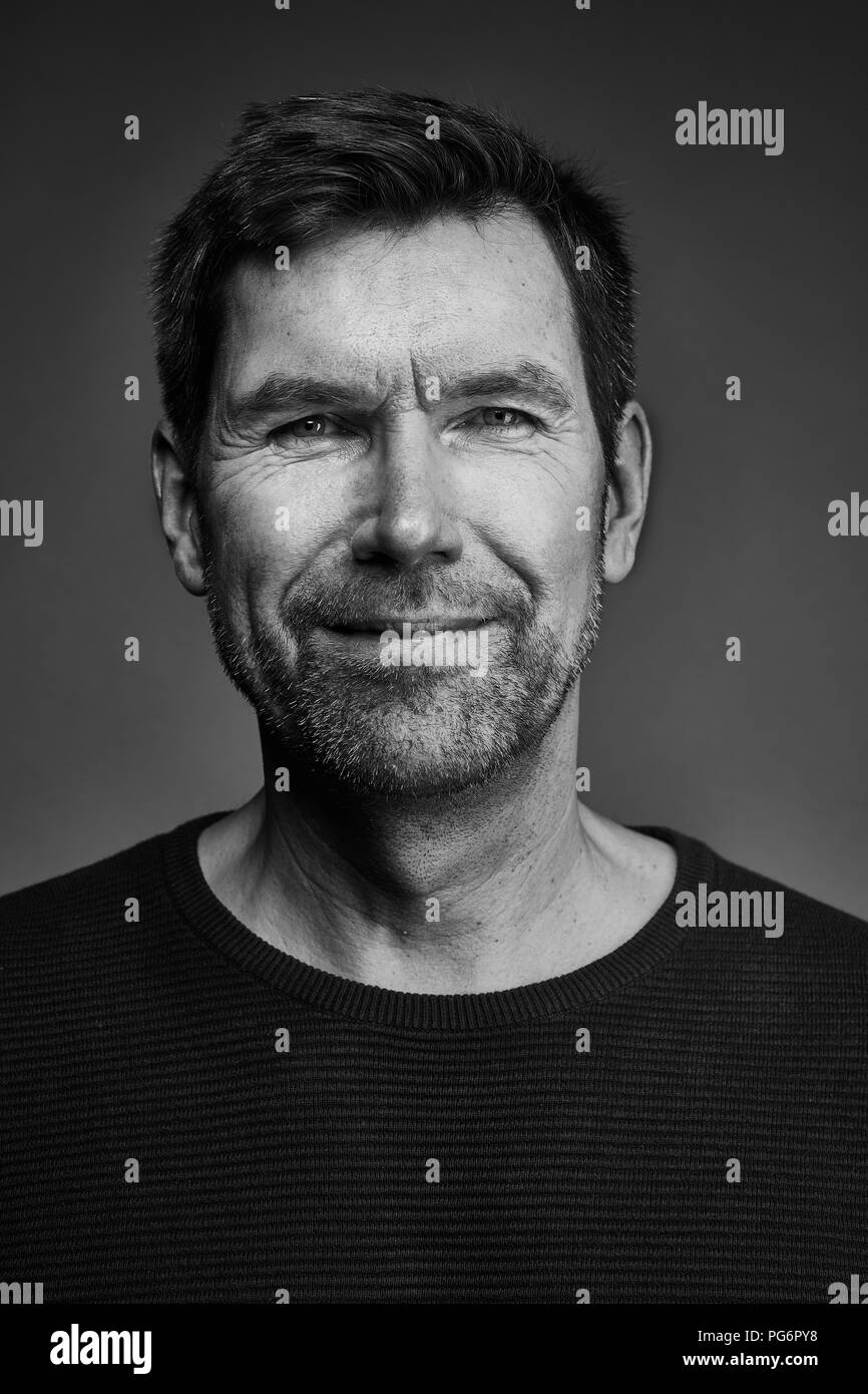 Portrait of smiling man, noir et blanc Banque D'Images