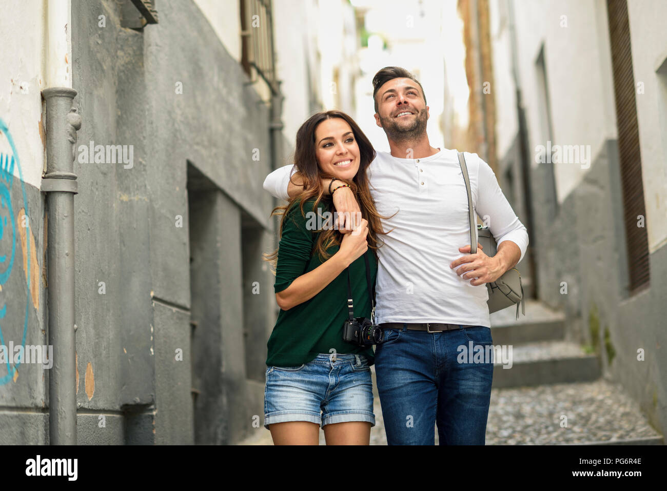 Happy tourist couple marcher dans la ville Banque D'Images