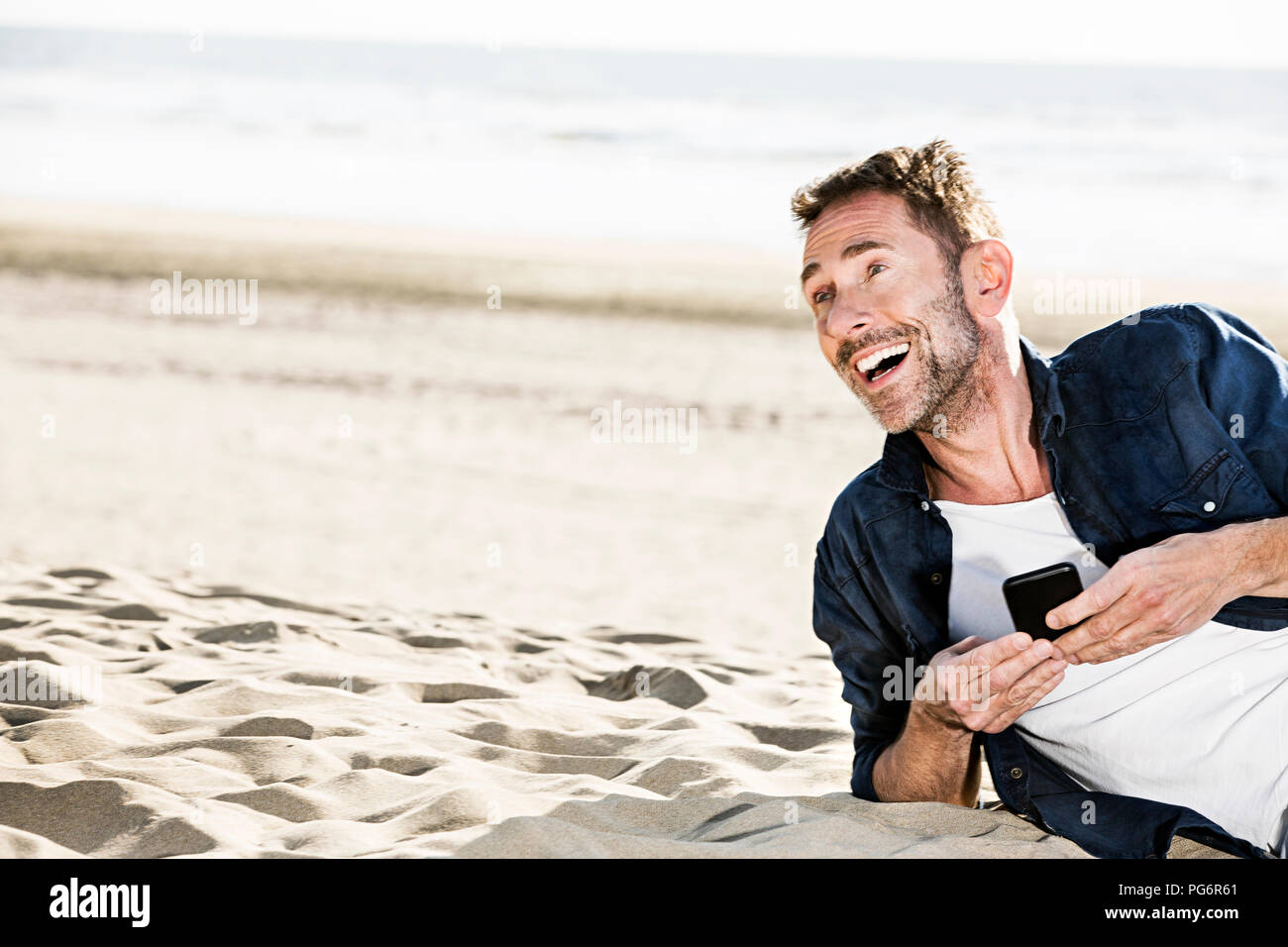 Masculin touristique en voyageant homme prise selfie playa del