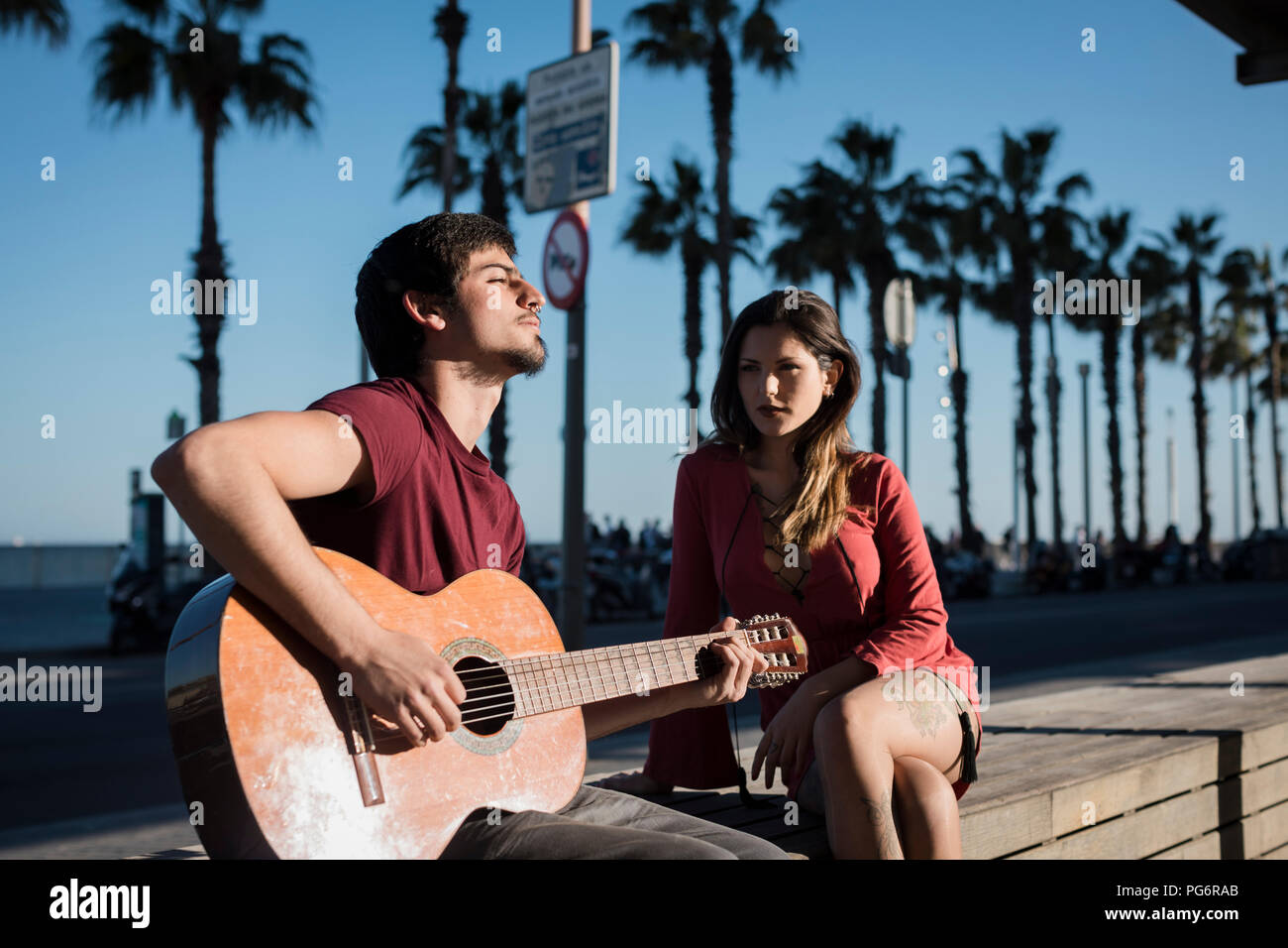 Couple guitare assis banc promenade en bord de mer Banque de photographies  et d'images à haute résolution - Alamy