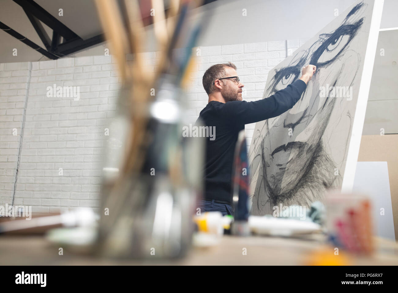 Contrôle de l'homme dessin dans studio Banque D'Images