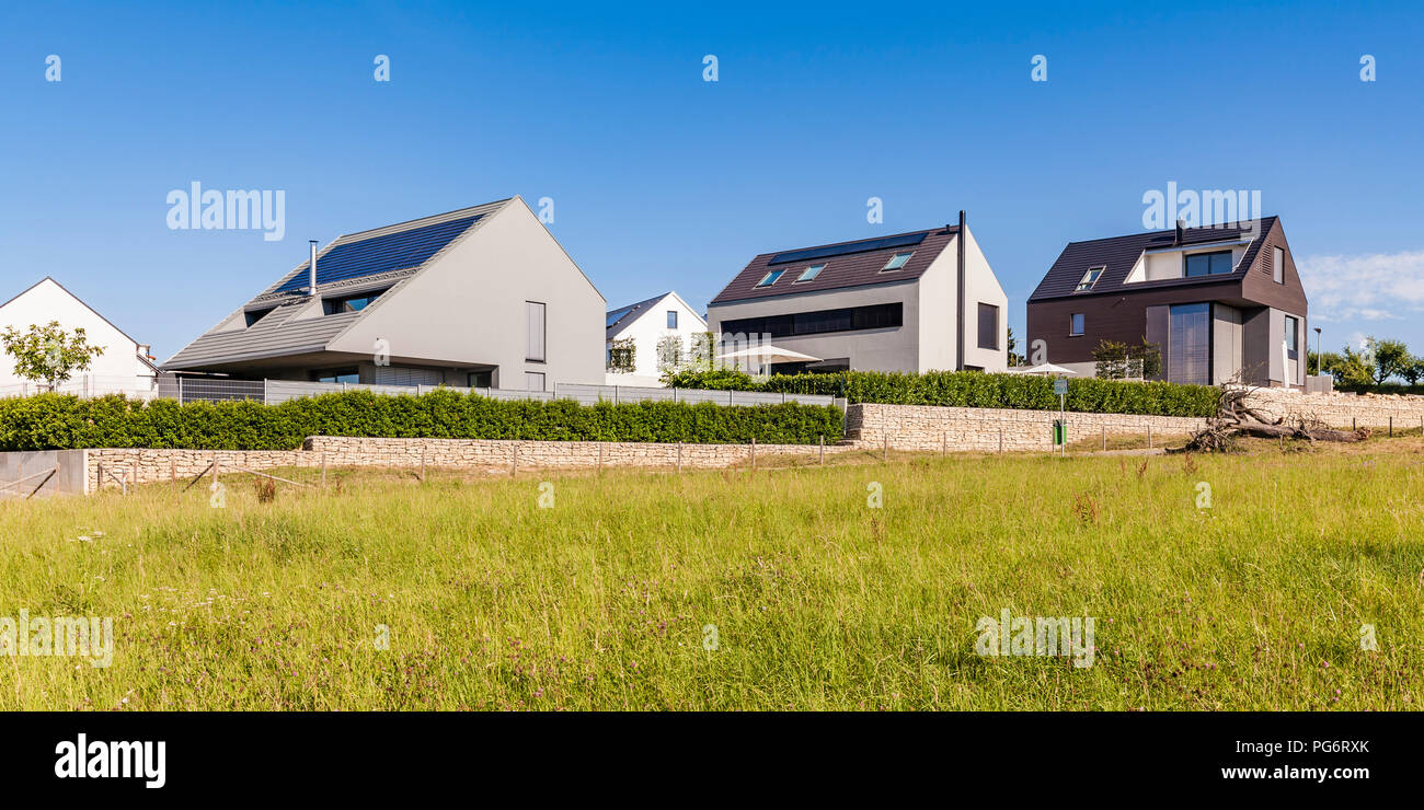 Allemagne, Bade-Wurtemberg, Stuttgart, Ostfildern, efficacité moderne villas, solar panels on roof Banque D'Images