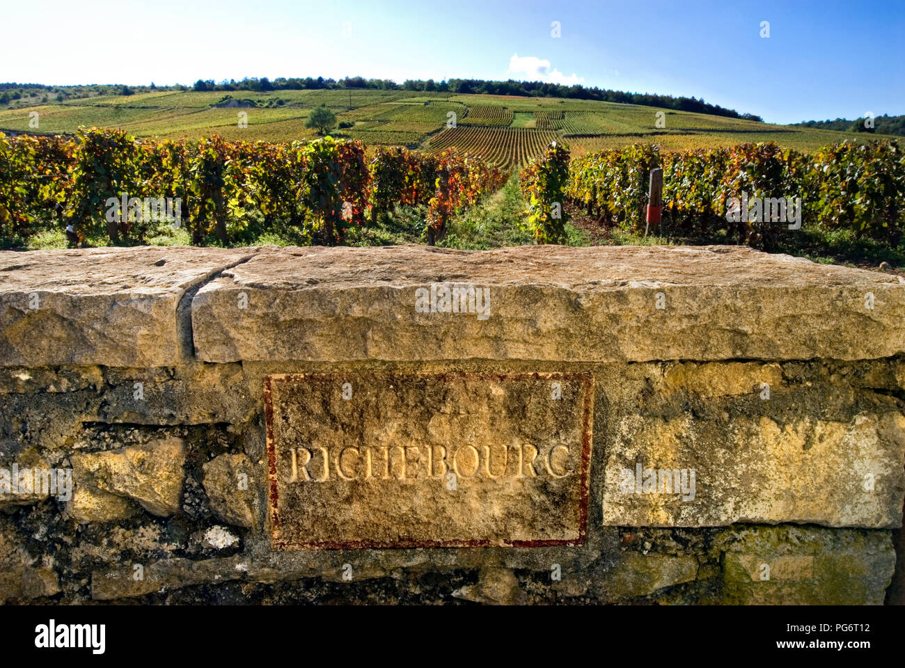 RICHEBOURG RDC pierre gravée plaque dans mur de Grand Cru Richebourg vignoble de domaine de la Romanée-conti, Richebourg, Cote d'or, Banque D'Images