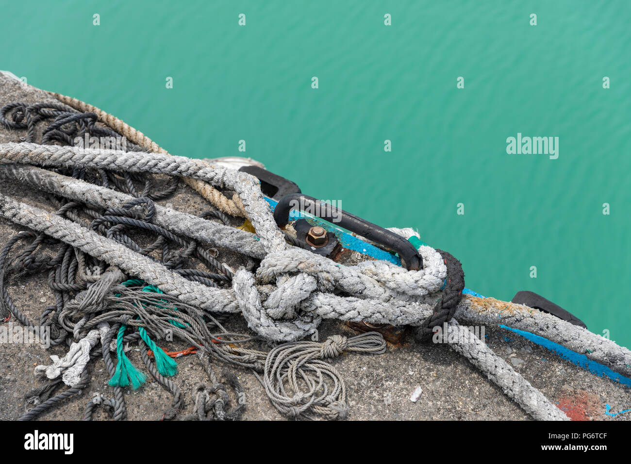 Corde d'amarrage sur le quai en béton ; Toya Harbour, Ginowan, Okinawa, Japon Banque D'Images