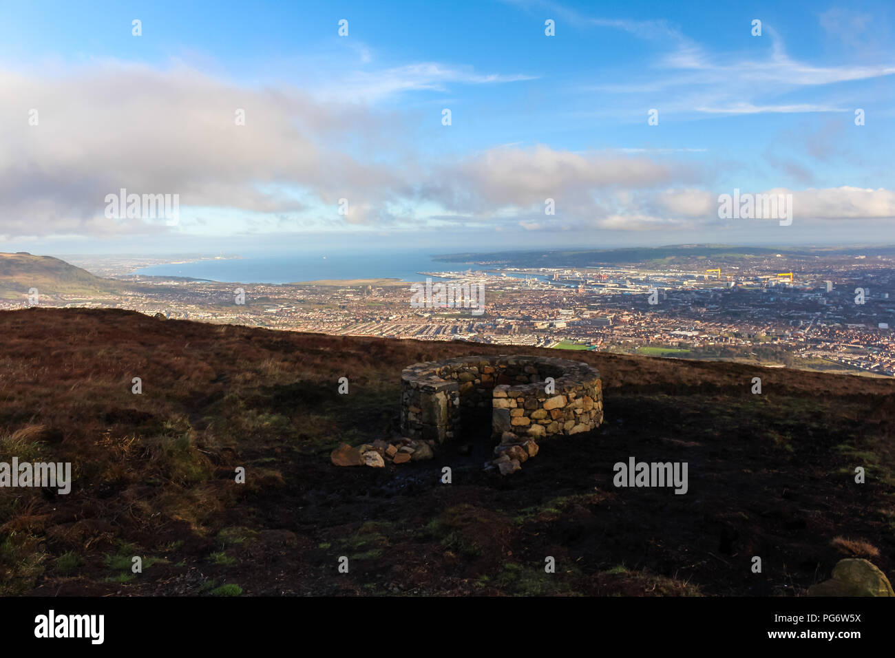 Vue de Belfast City Belfast Lough et du sommet de la Montagne Noire à l'abri du vent en premier plan Banque D'Images