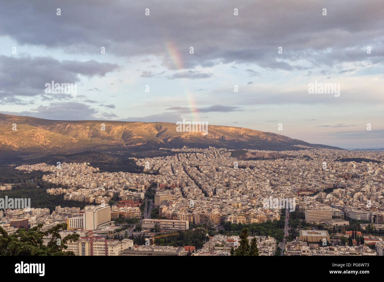 Grèce, Athènes, Attique, vue depuis le mont Lycabette, arc-en-ciel sur la ville Banque D'Images