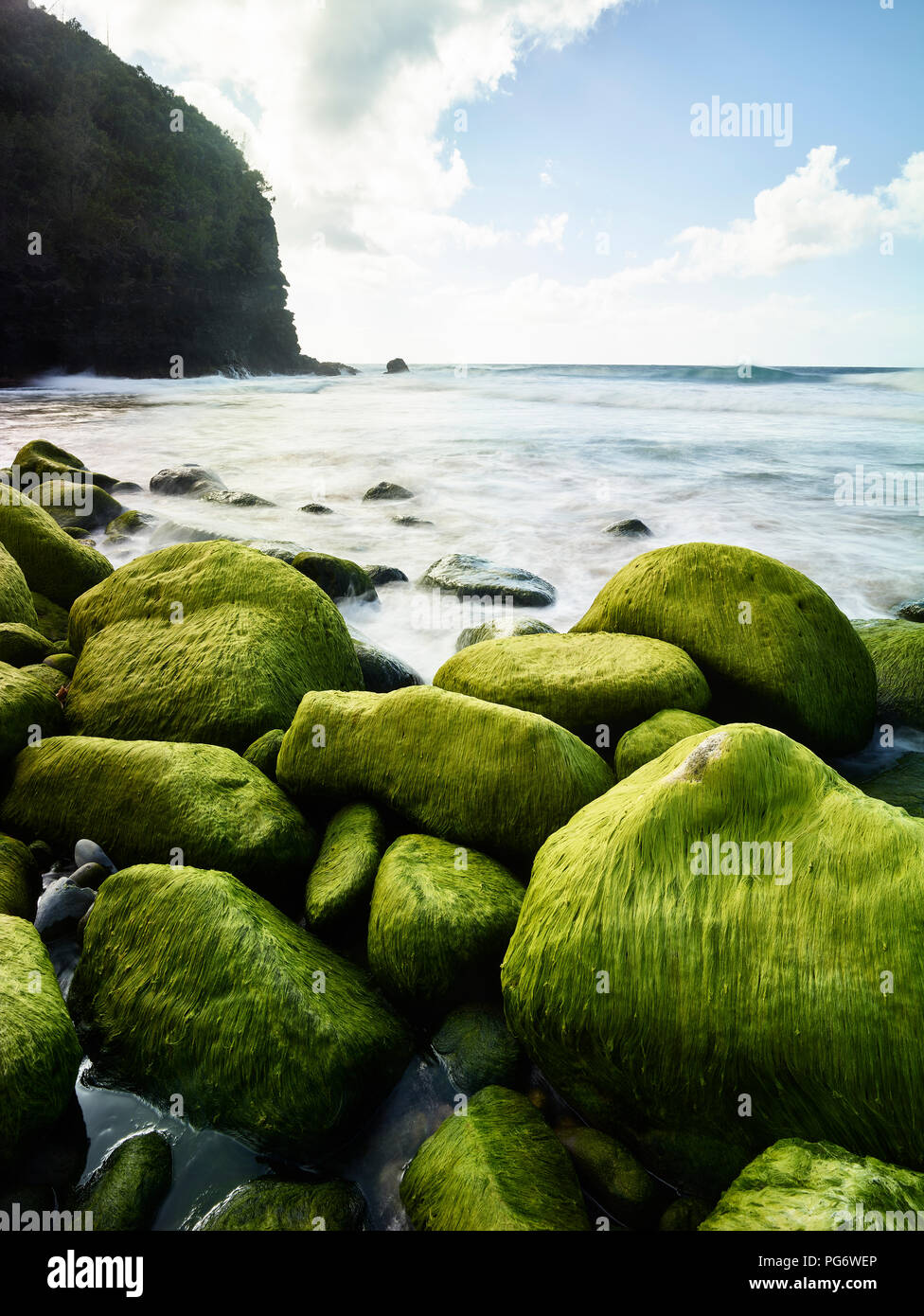 USA, Hawaii, Kauai, Côte de Na Pali, envahie par des pierres sur la plage Banque D'Images
