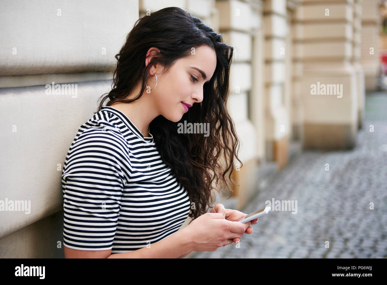 Young woman using cell phone in the city Banque D'Images