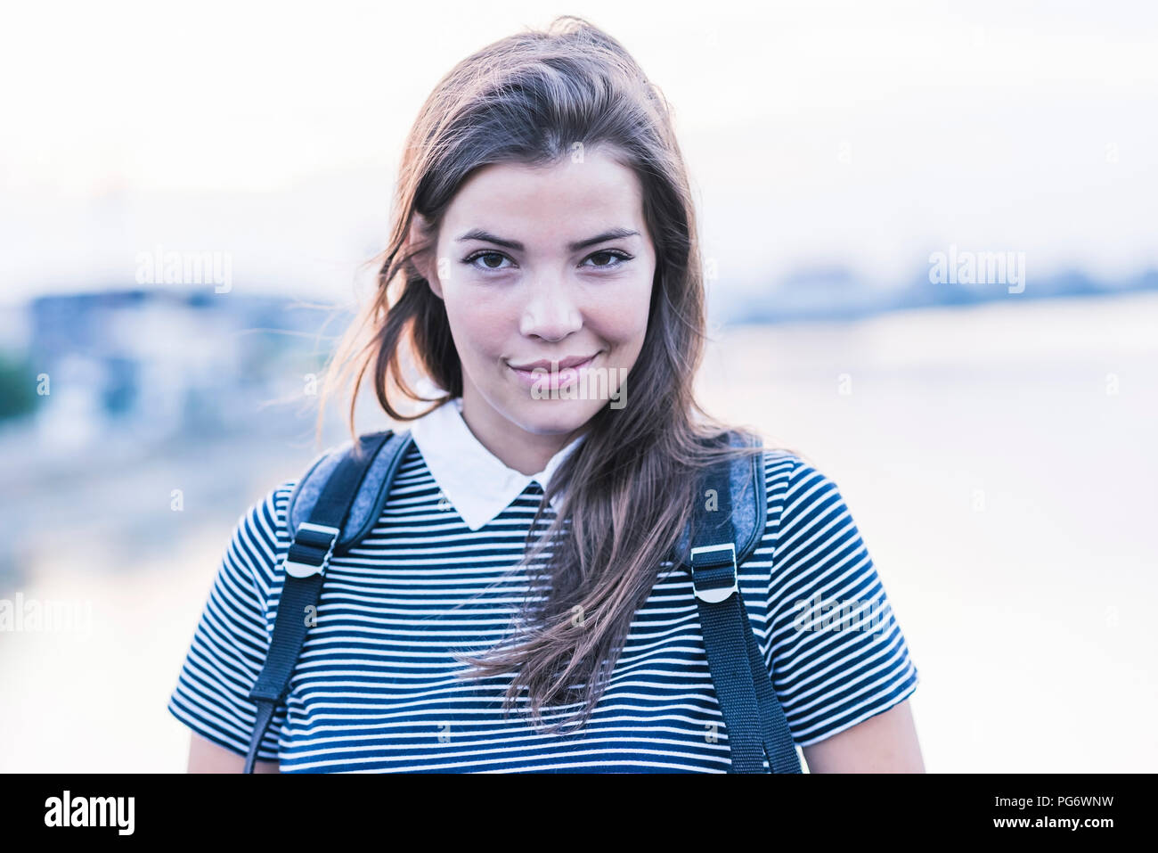 Portrait de jeune femme avec de longs cheveux bruns Banque D'Images