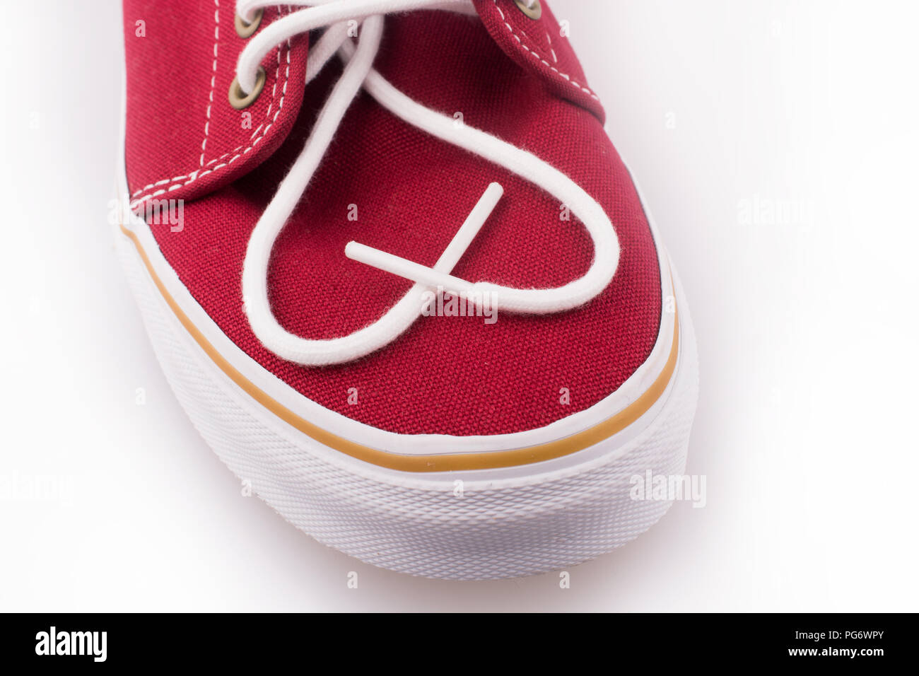 Lacets de chaussure rouge Cool formant une forme de coeur sur fond blanc  Photo Stock - Alamy
